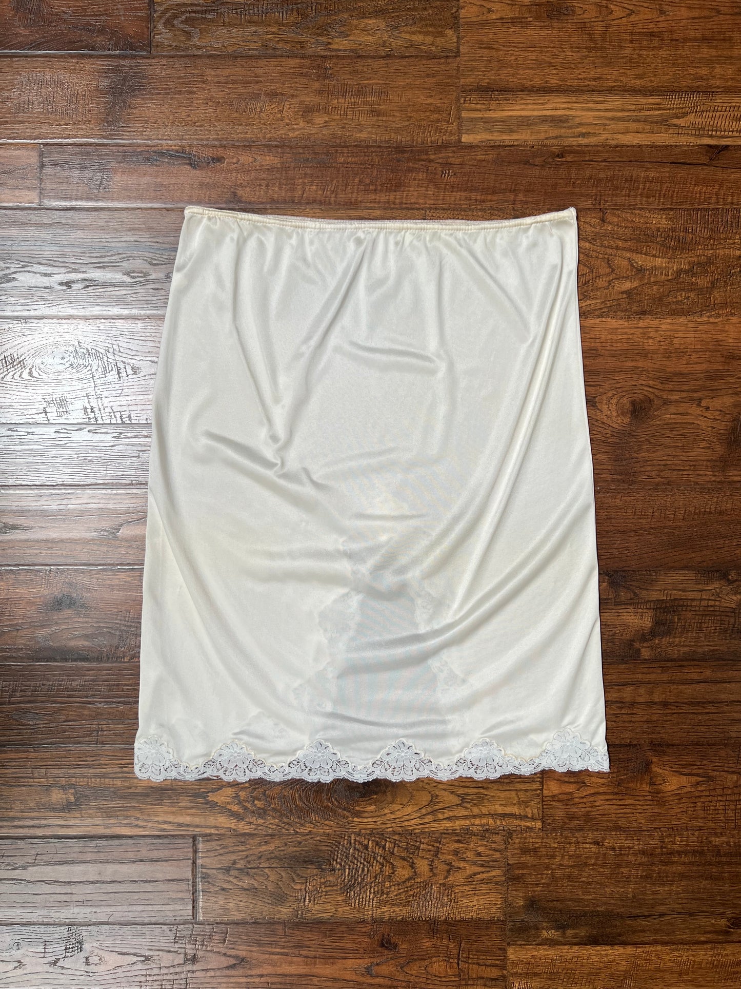 Vintage Clothing - Knee Length Skirt Slip - Light Nude - Floral Lace Hem - Middle Slit - Medium
