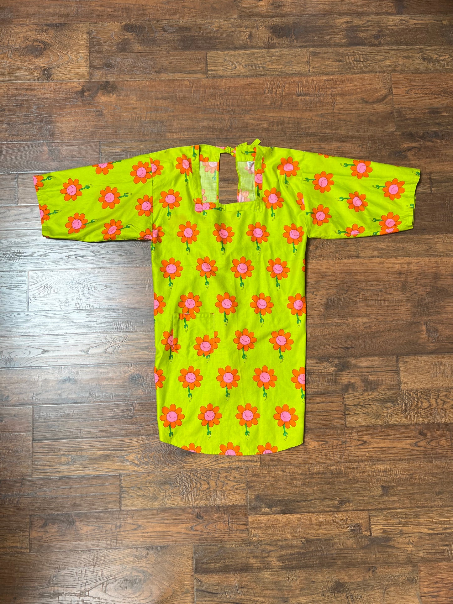 Vintage Clothing - Tie Back Kappogi Smock / Apron Top - 70’s Smiley Face Daisies - Medium - Design House