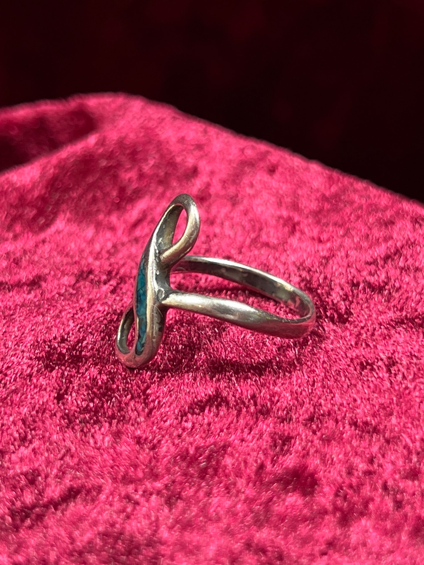 Vintage Jewelry - Infinity Ring - Sterling Silver - Inlaid Turquoise Chips - 5