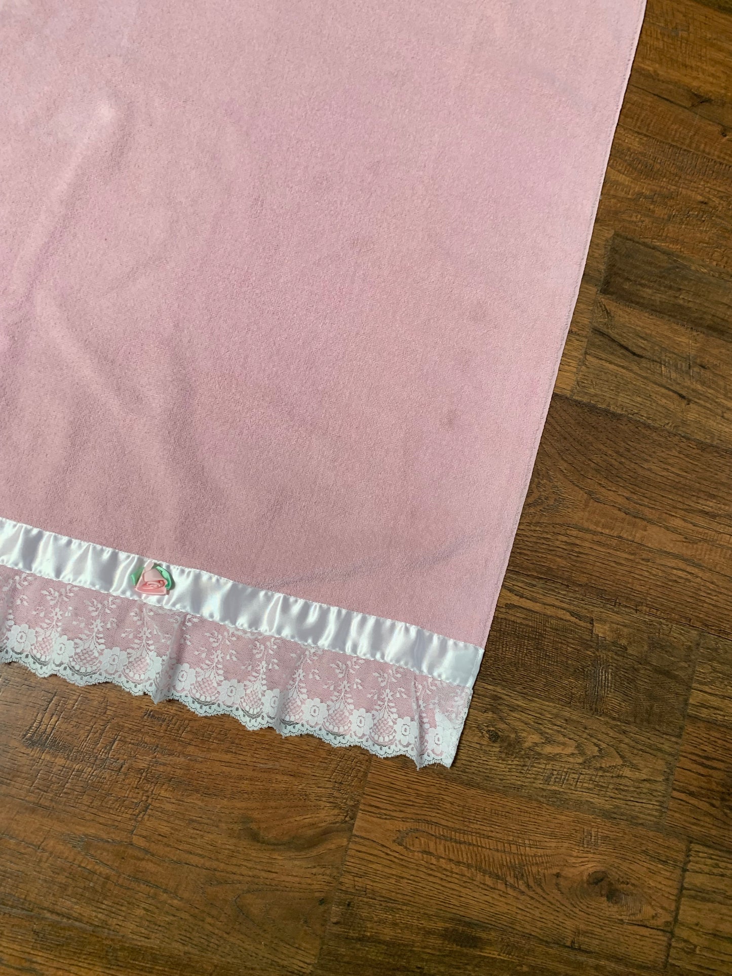 Vintage 1978 Grand Prix by Avanti Bath Towel - Pink with Lace, Ribbon, and Rose Trim