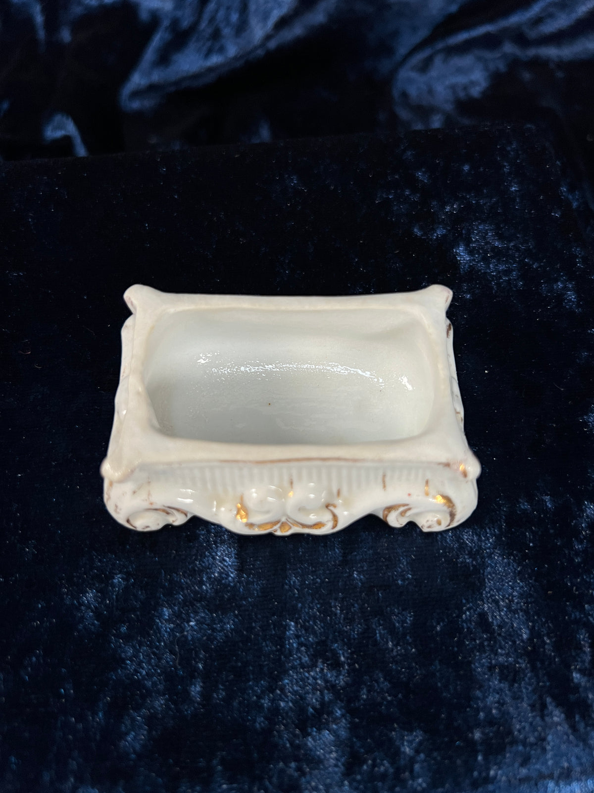 Antique Porcelain Staffordshire Fairing Trinket Box - Hunting Dog & Bugle
