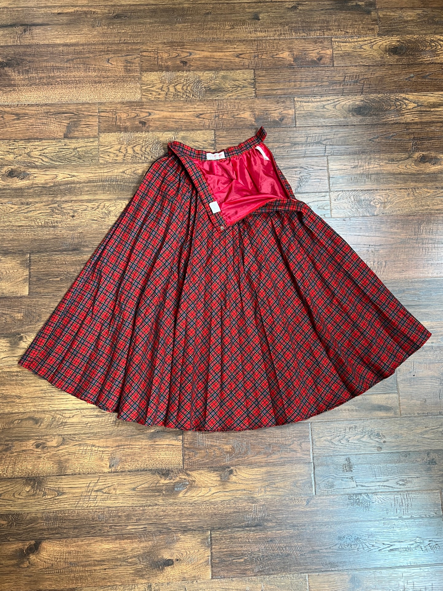 Vintage Clothing - Below The Knee Skirt - Red Plaid - X-Small - Doro Tennis