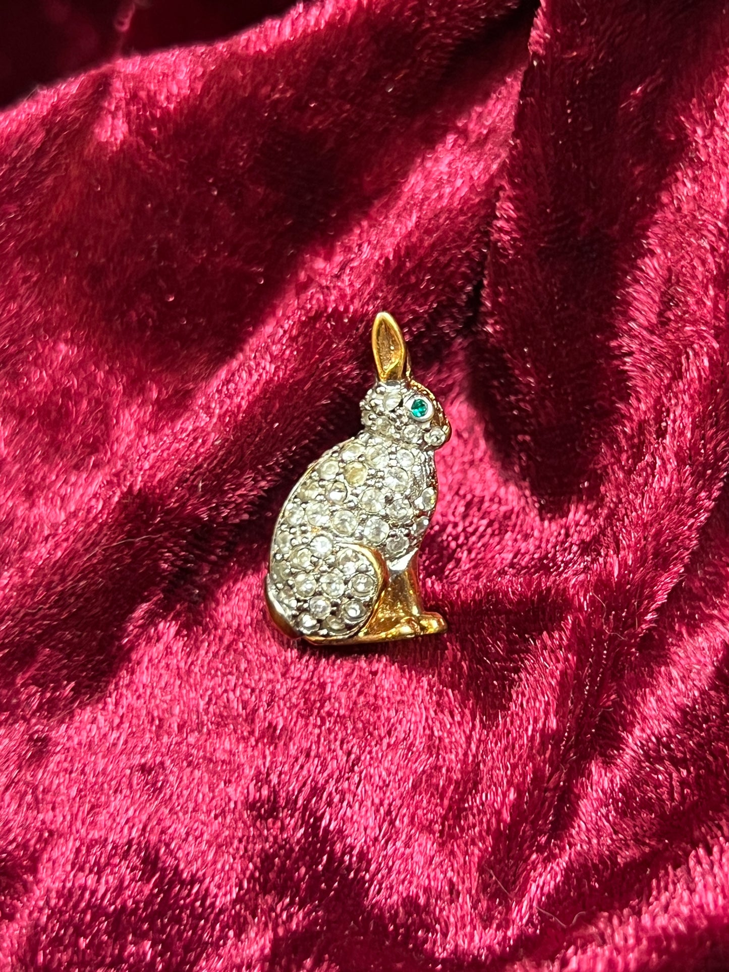 Vintage Jewelry - Pin / Brooch - Gold Tone Metal - Clear Rhinestones - Green Eye Bunny Rabbit