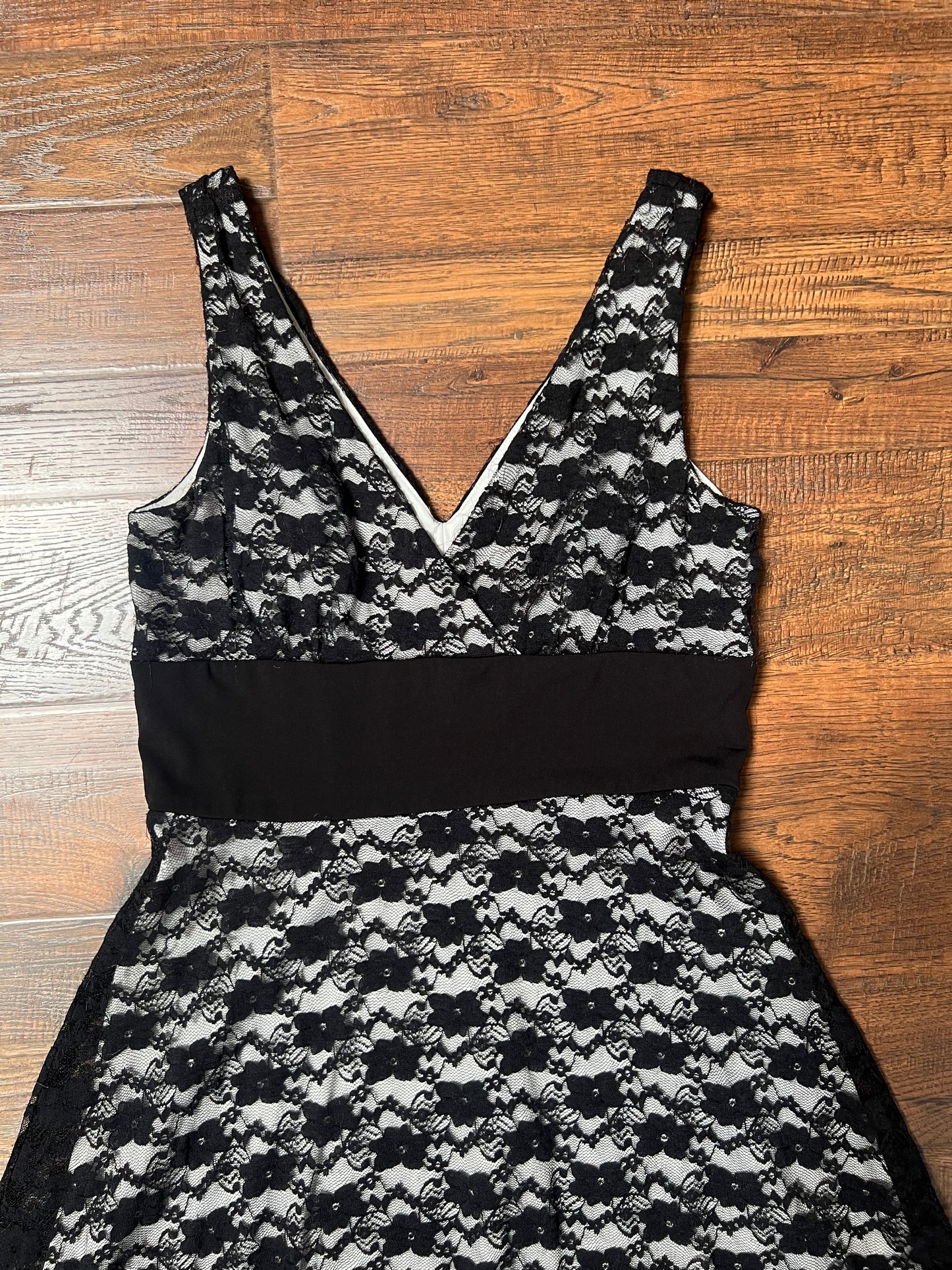 Vintage Clothing - Y2K Cocktail Dress - V-Neck - Black Lace on White - Medium