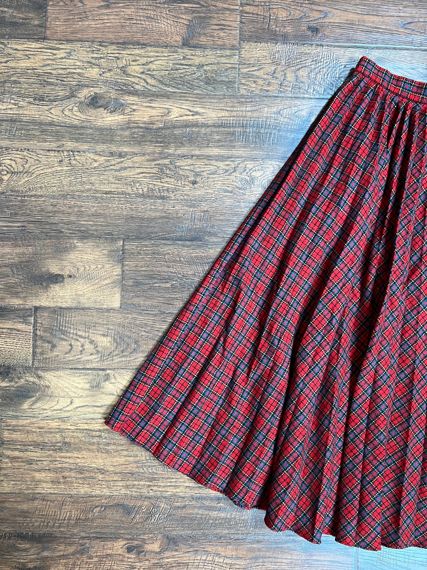 Vintage Clothing - Below The Knee Skirt - Red Plaid - X-Small - Doro Tennis