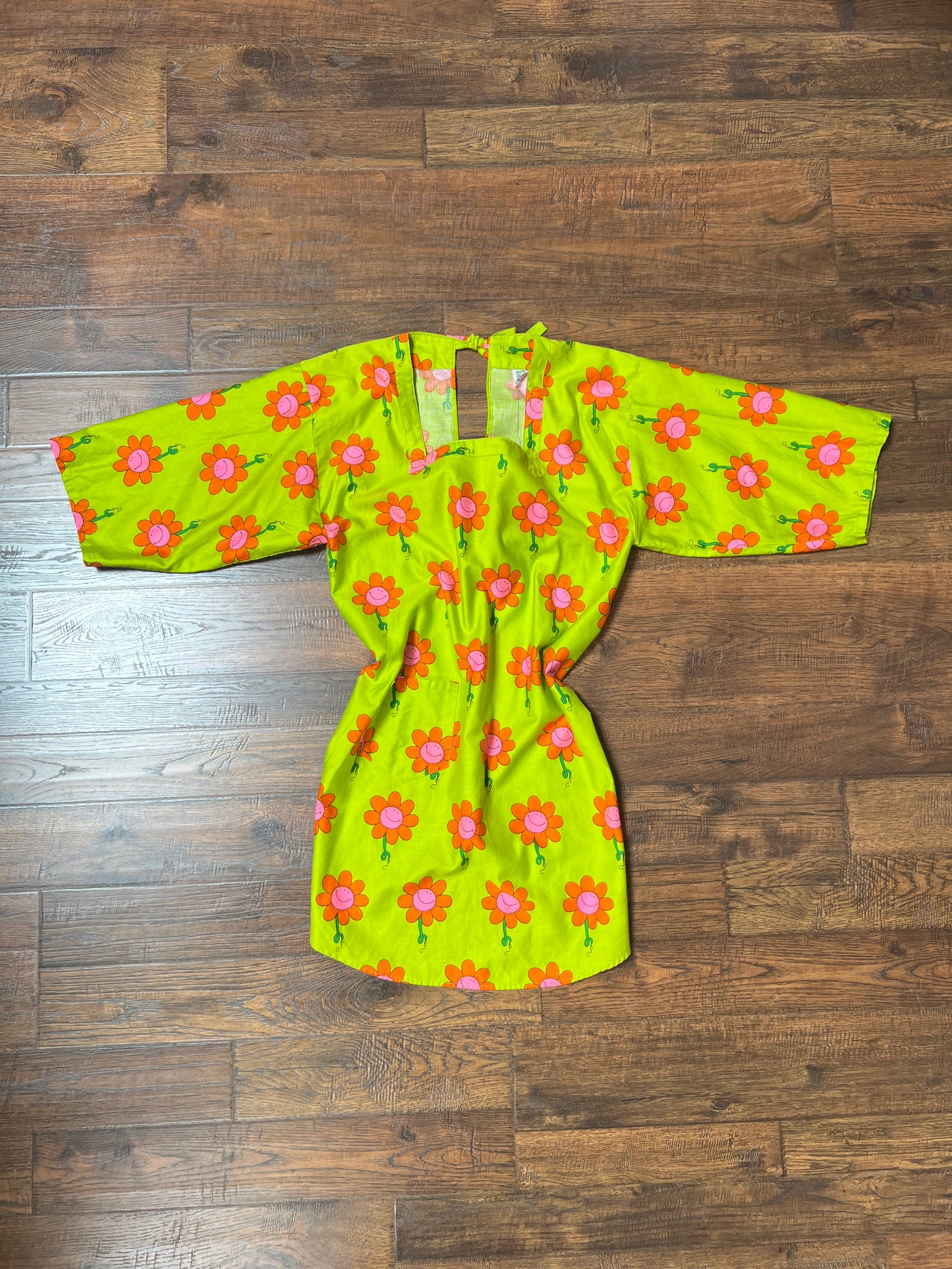 Vintage Clothing - Tie Back Kappogi Smock / Apron Top - 70’s Smiley Face Daisies - Medium - Design House