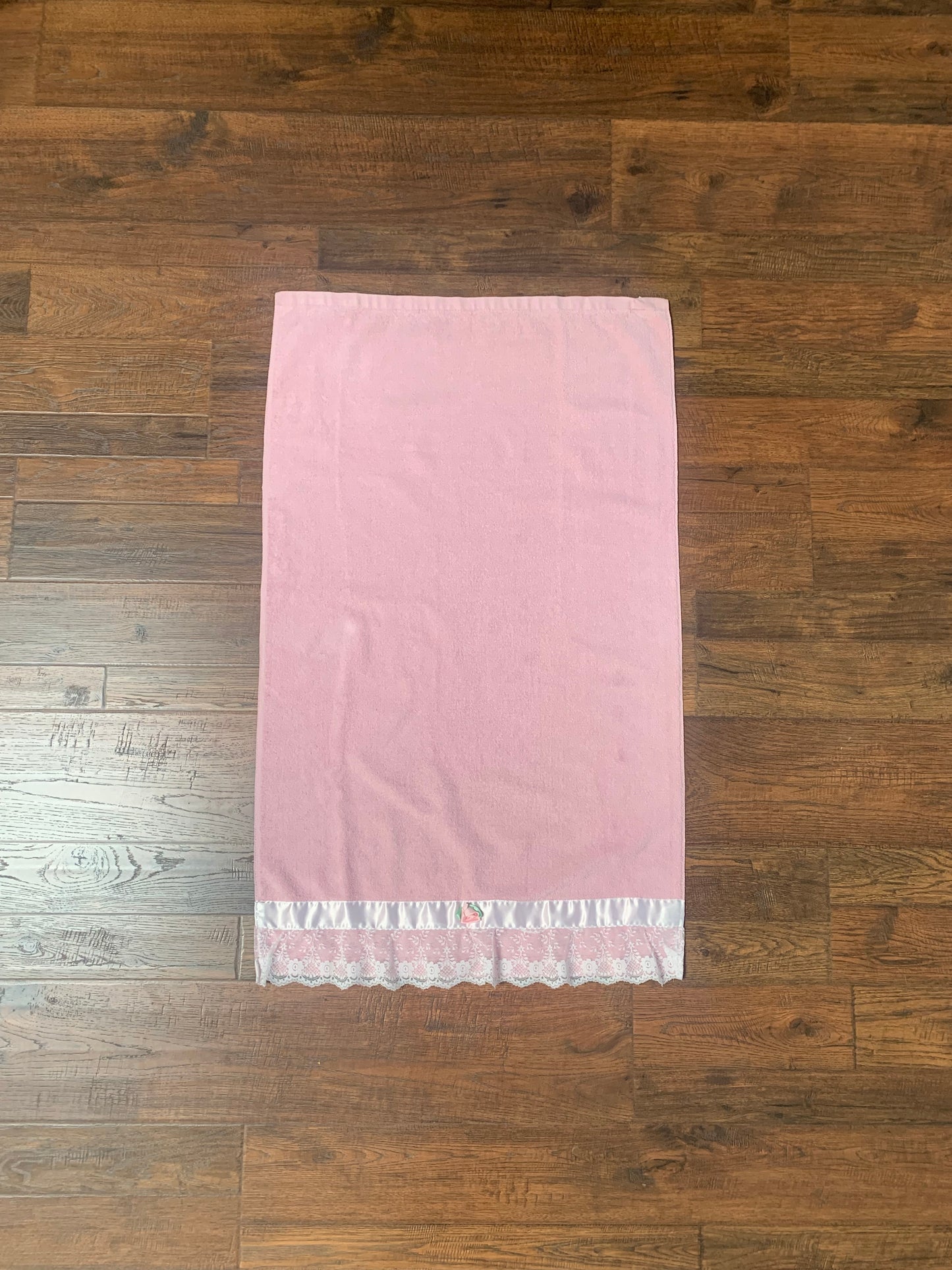 Vintage 1978 Grand Prix by Avanti Bath Towel - Pink with Lace, Ribbon, and Rose Trim