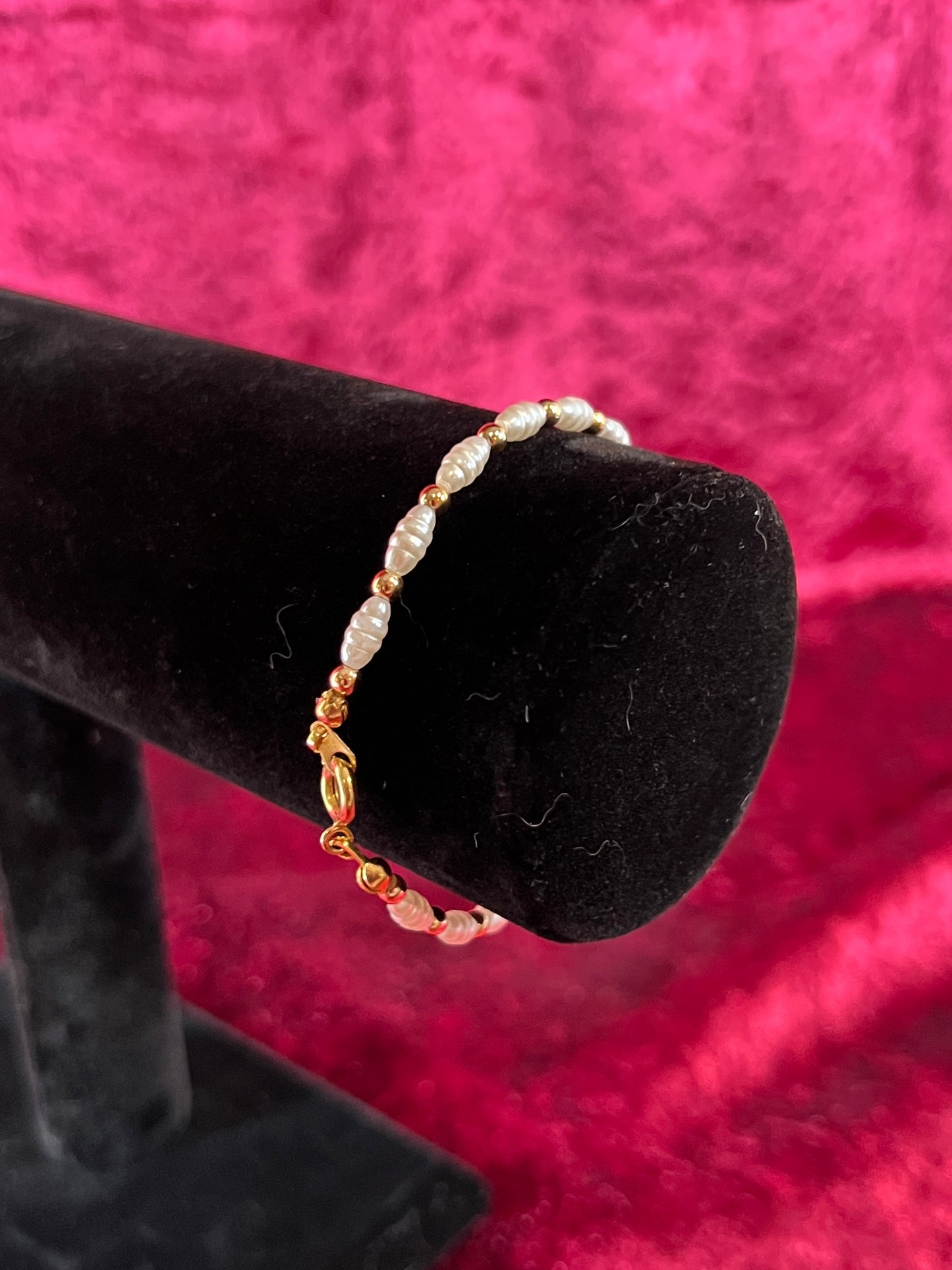 Vintage Jewelry - Bracelet - Gold Tone - Dainty Faux Pearls - 7.25"