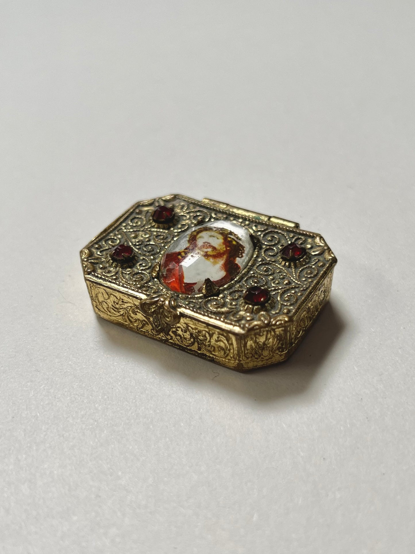 Vintage Religio - Brass Pill Box - Jesus In Thorned Crown - Red Faceted Glass