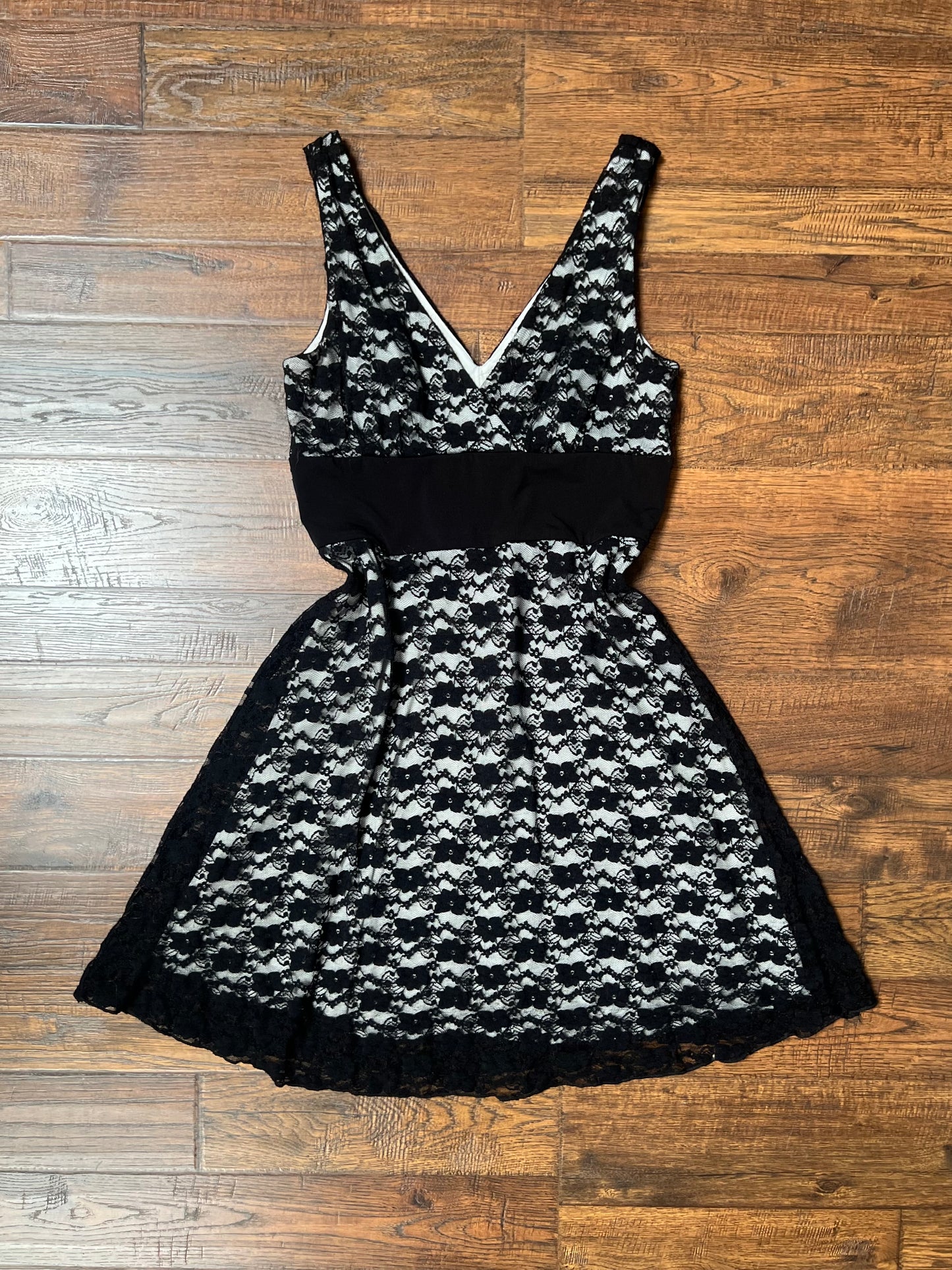 Vintage Clothing - Y2K Cocktail Dress - V-Neck - Black Lace on White - Medium