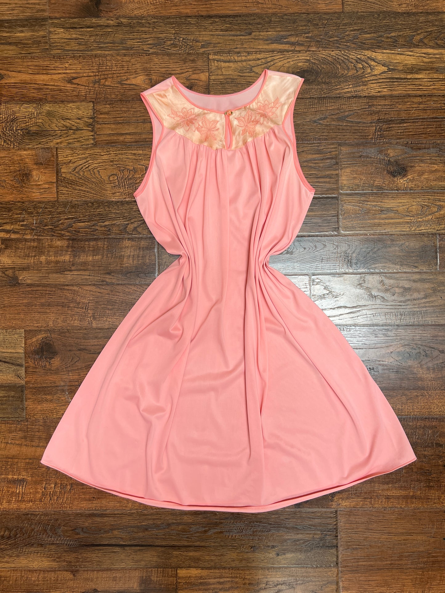Vintage Clothing - Sleeveless Shift Nightgown - Keyhole Cutout with Rosette Button - Peach Pink - Medium