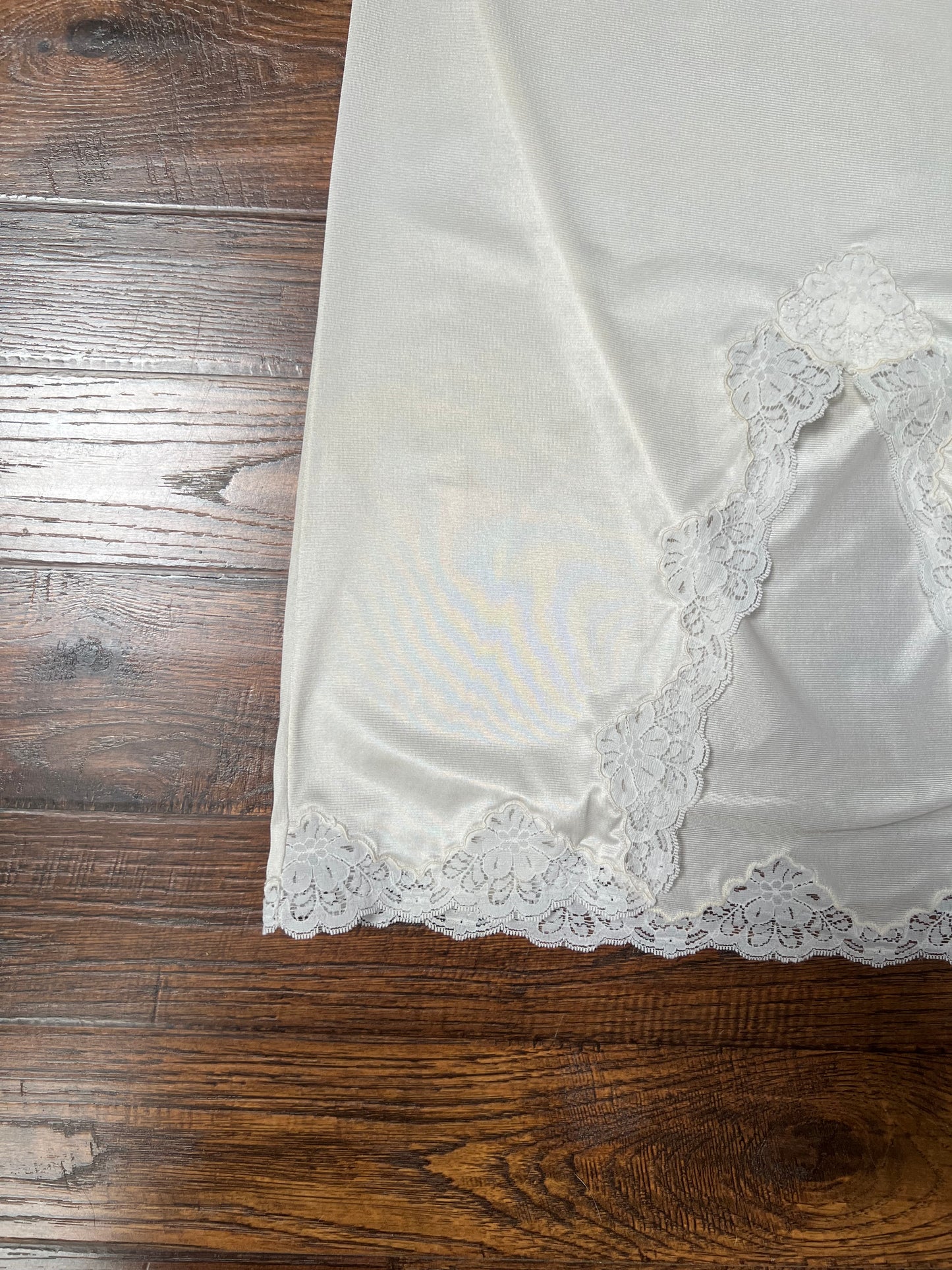 Vintage Clothing - Knee Length Skirt Slip - Light Nude - Floral Lace Hem - Middle Slit - Medium