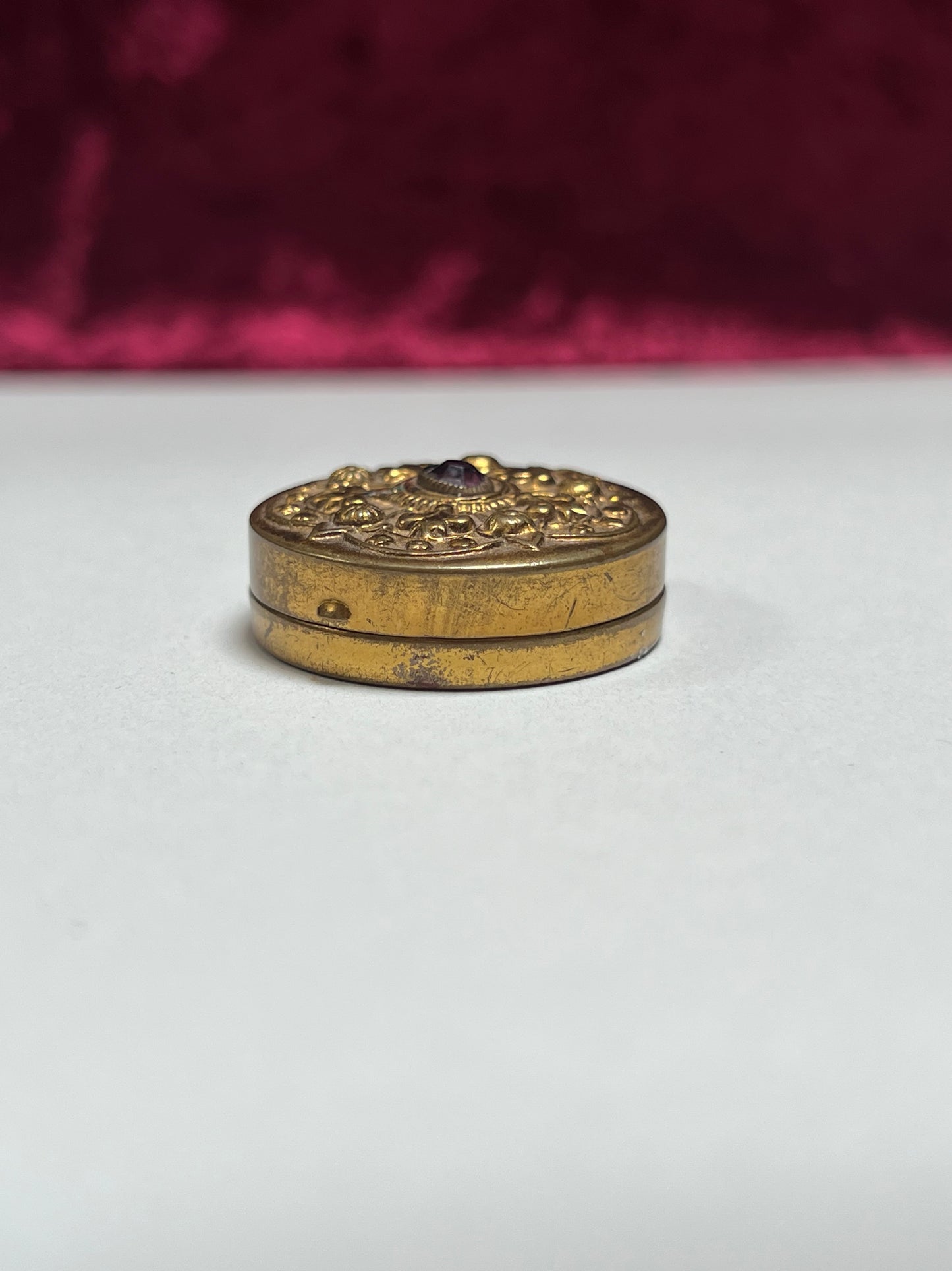 Vintage Trinket Box - Round Makeup Compact - Purple Gem - Ornate Floral Design