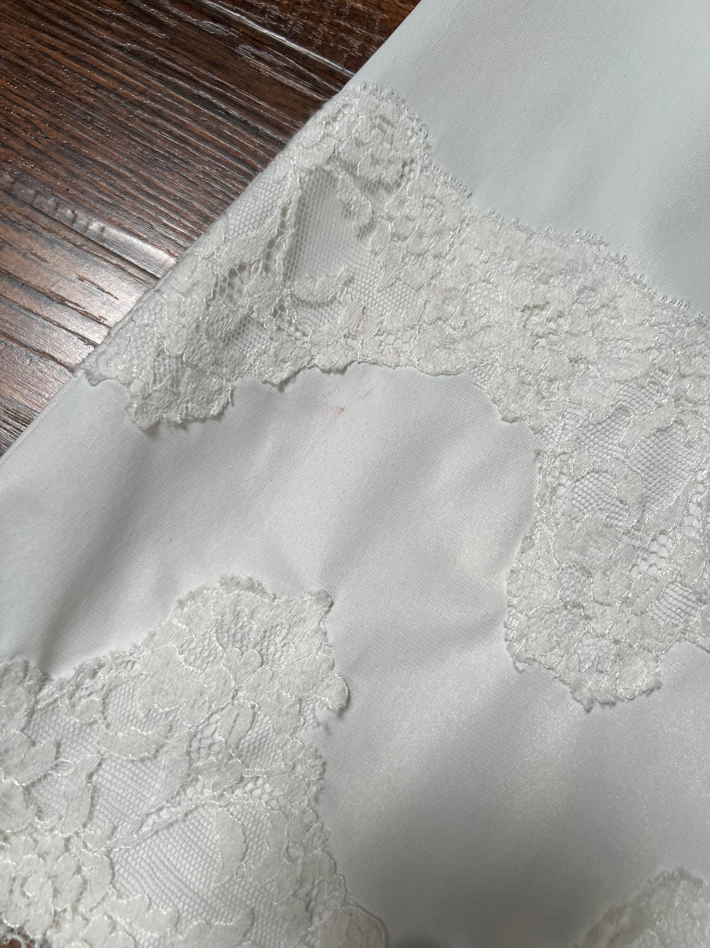 Vintage Clothing - Knee Length Skirt Slip - White - Floral Lace Detail - Medium - Van Raalte