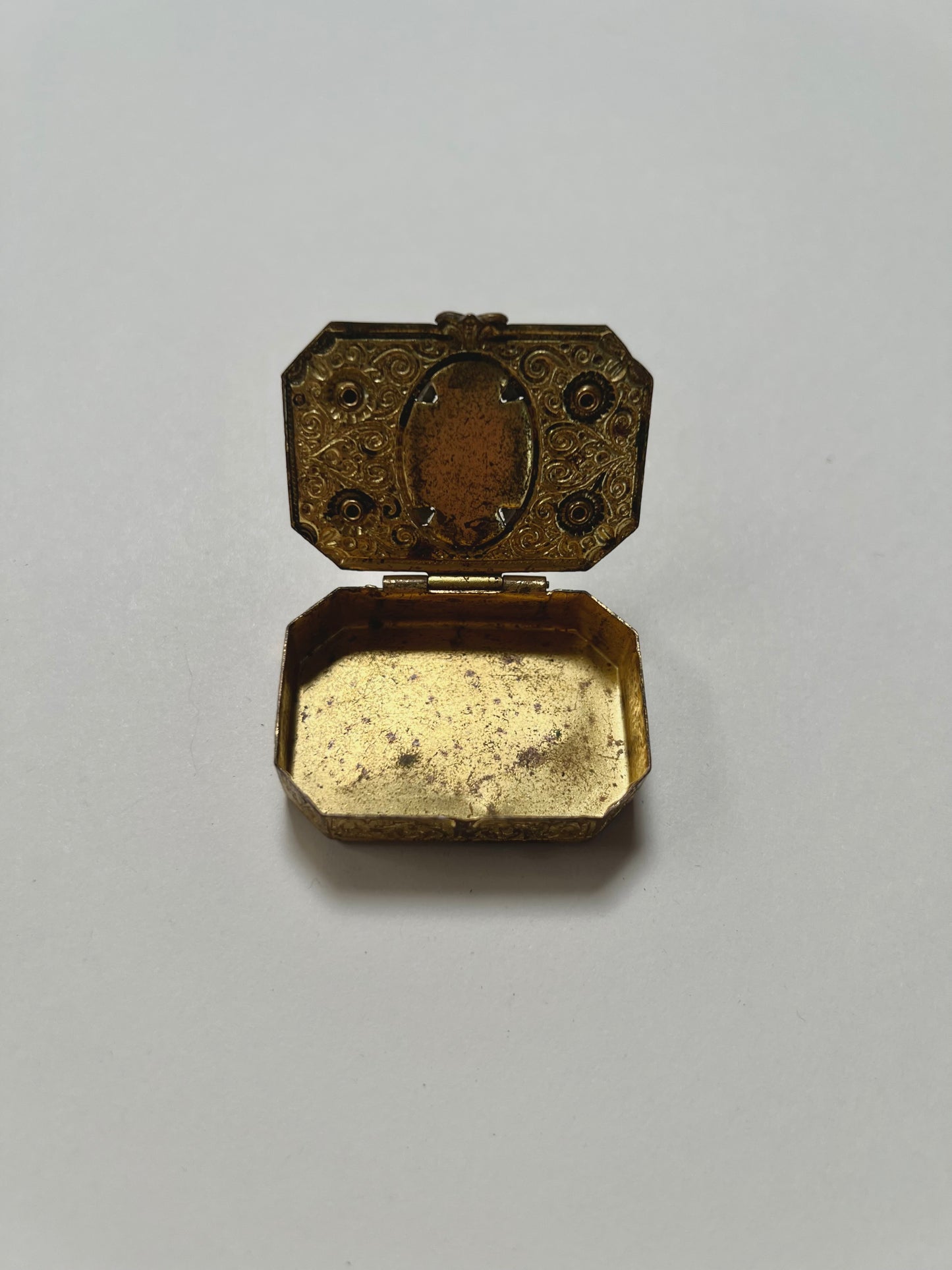 Vintage Religio - Brass Pill Box - Jesus In Thorned Crown - Red Faceted Glass