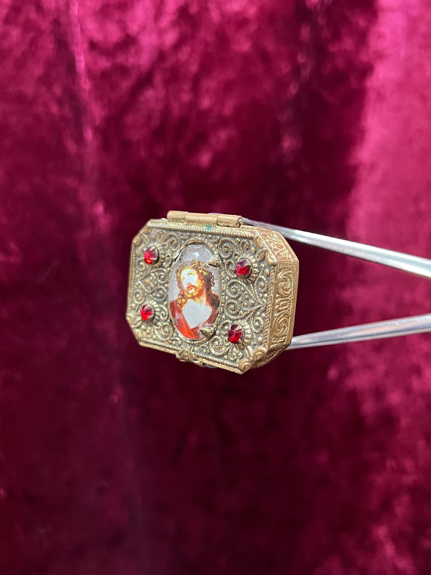 Vintage Religio - Brass Pill Box - Jesus In Thorned Crown - Red Faceted Glass