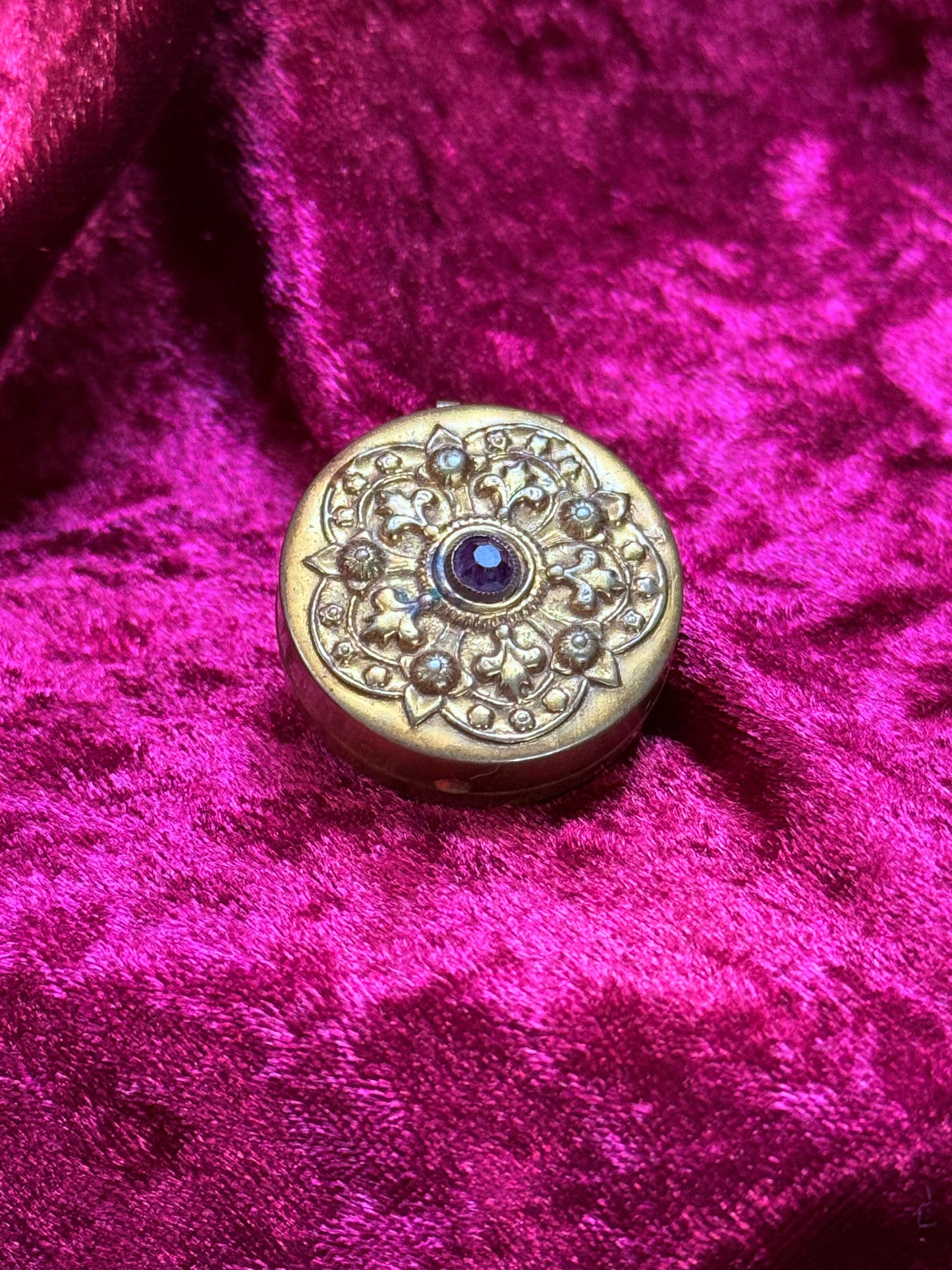 Vintage Trinket Box - Round Makeup Compact - Purple Gem - Ornate Floral Design