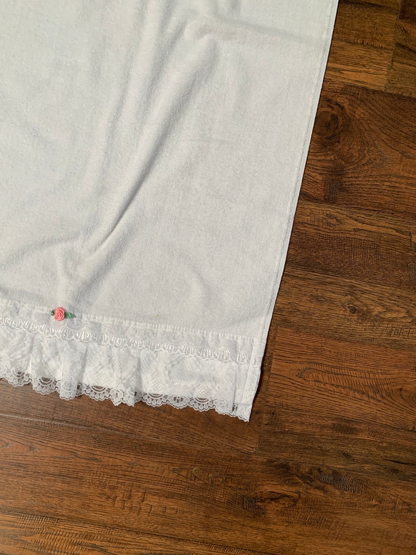 Vintage Made In America Bath Towel Set - White with Pink Rose & Lace Trim