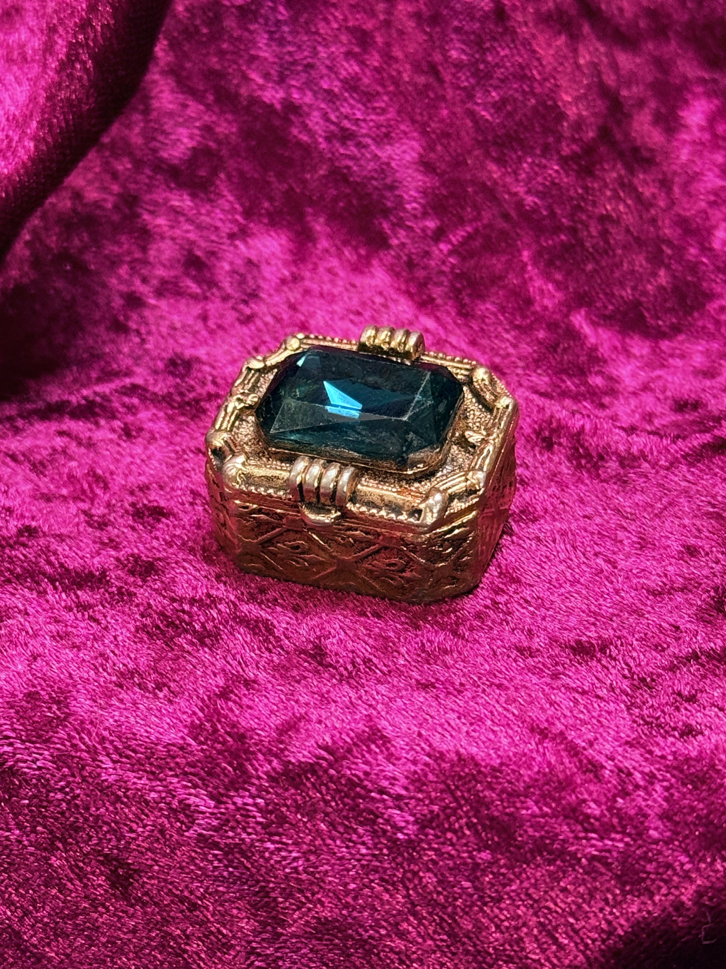 Vintage Trinket Box - Gilt Ormolu Pill / Snuff Box - Blue Jewel Lid - Fleur de Lis Design