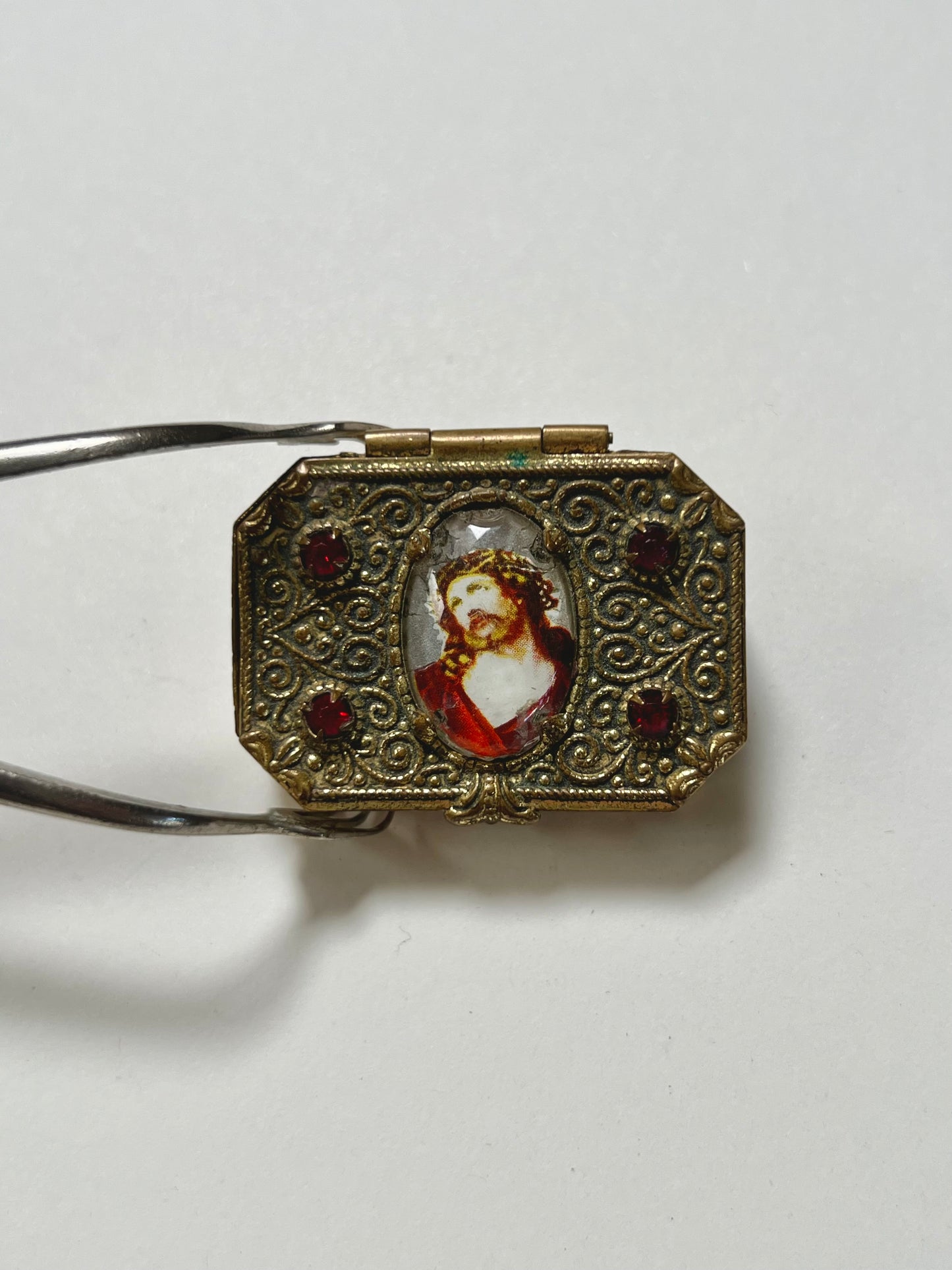Vintage Religio - Brass Pill Box - Jesus In Thorned Crown - Red Faceted Glass