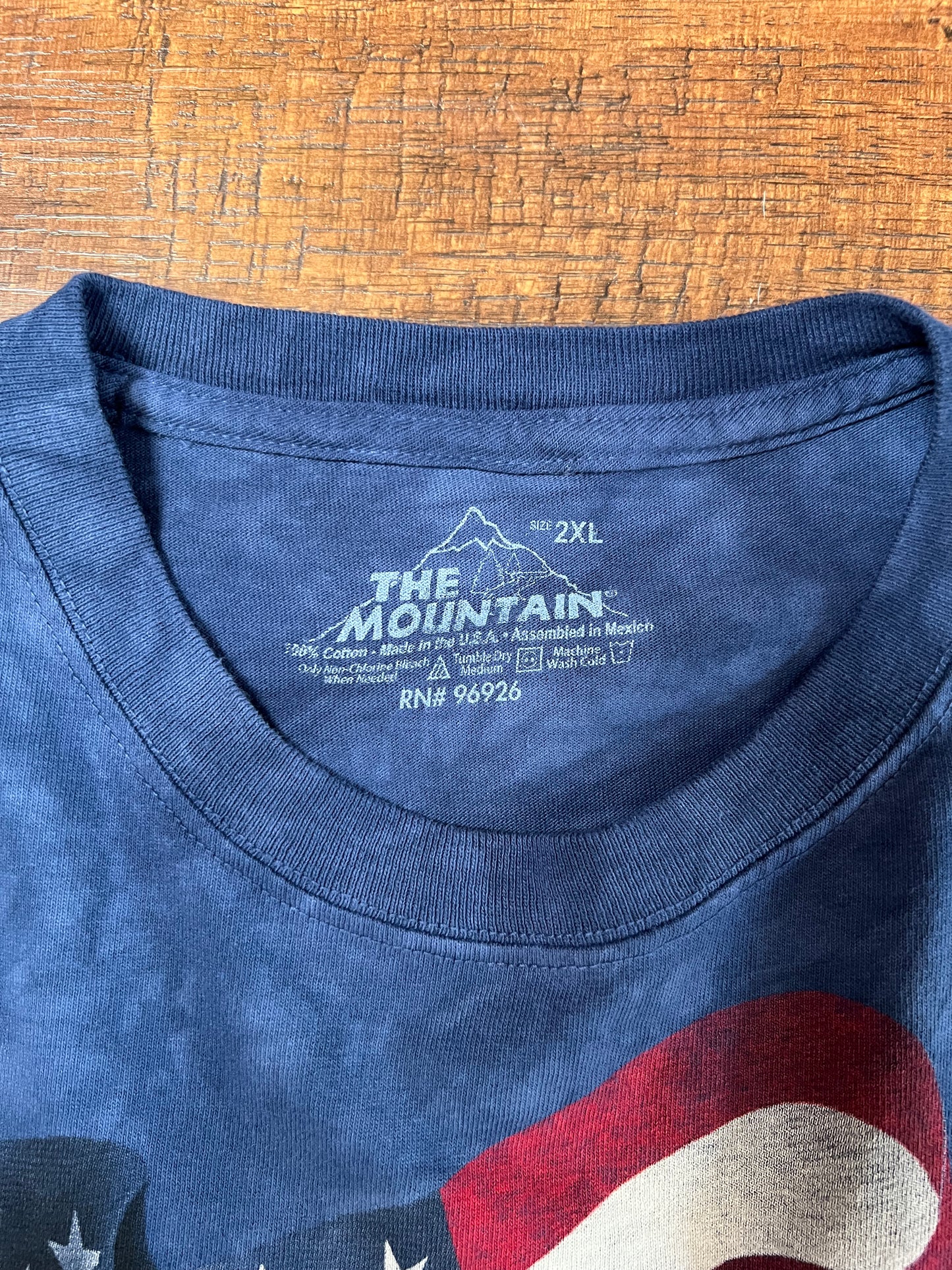 Vintage Clothing - T-Shirt - Grey Wolf and American Flag - The Mountain - 2X - Large