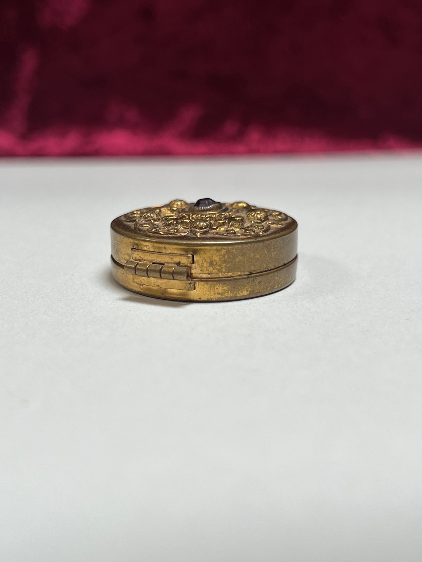 Vintage Trinket Box - Round Makeup Compact - Purple Gem - Ornate Floral Design