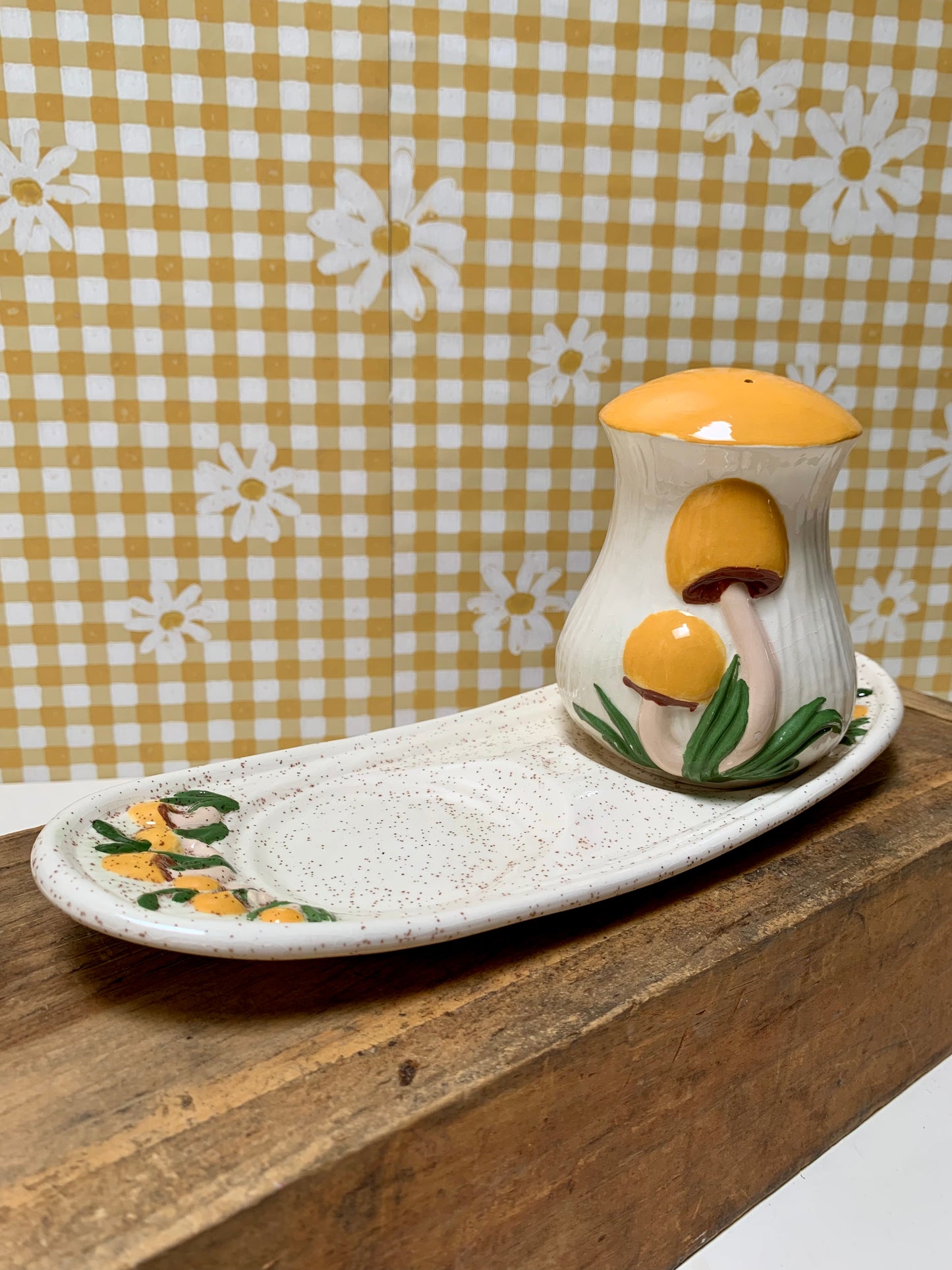 Arnel's Mushroom Shaker and Tray