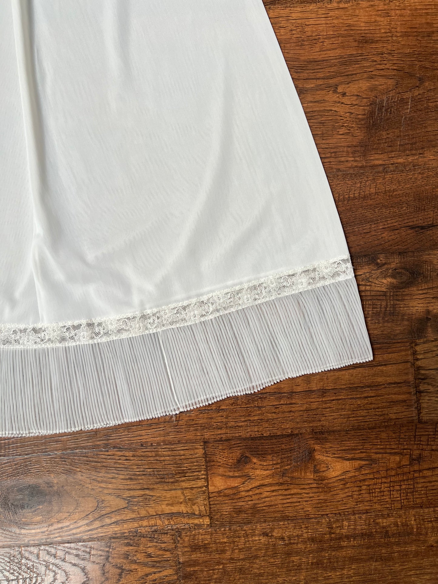 Vintage Clothing - Knee Length Skirt Slip - Off White - Pleated Lace Hem - Medium - Mojud
