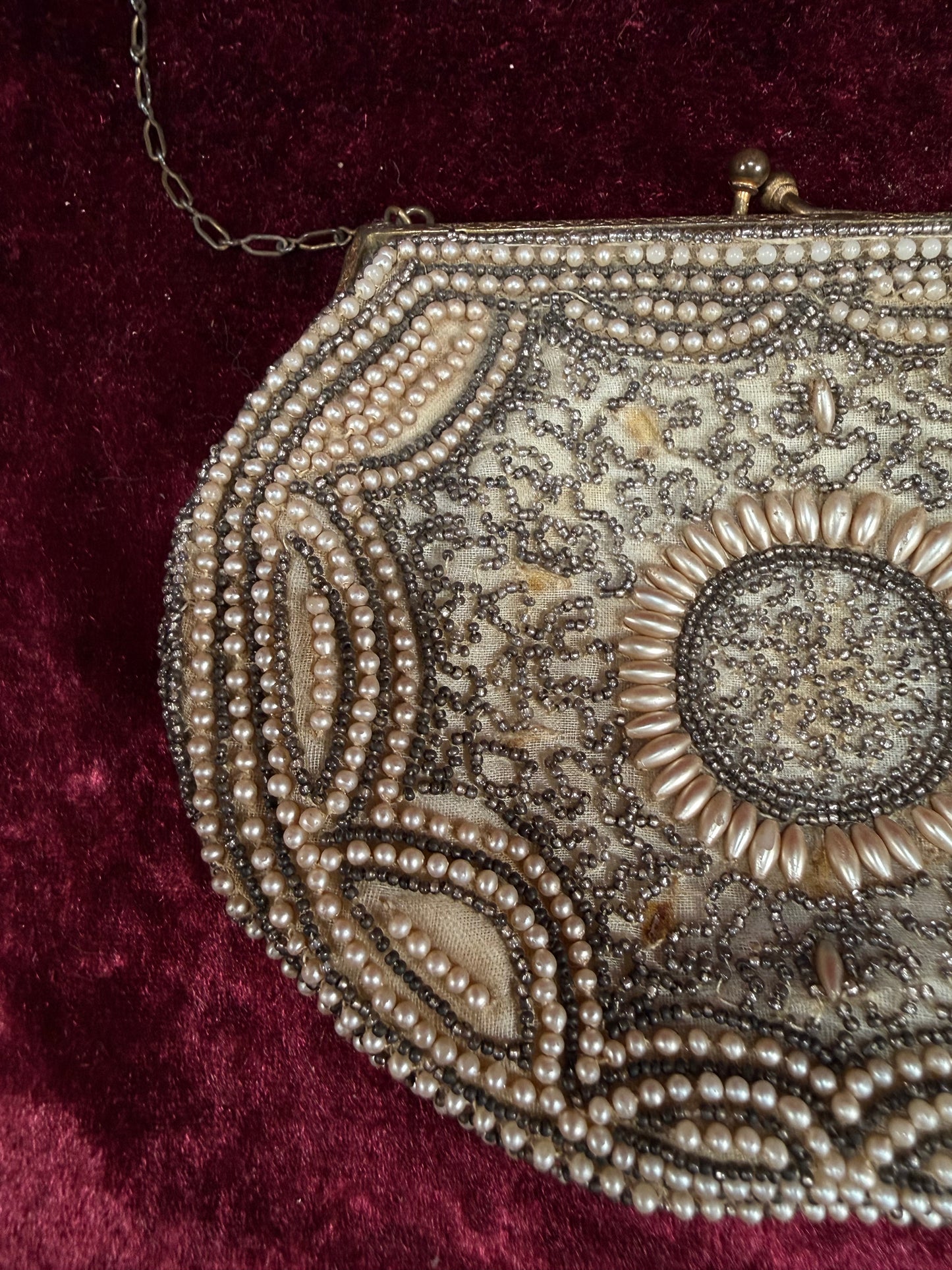 Vintage 1940s Intricately Beaded Evening Purse – Kiss Lock Chain Strap Handbag