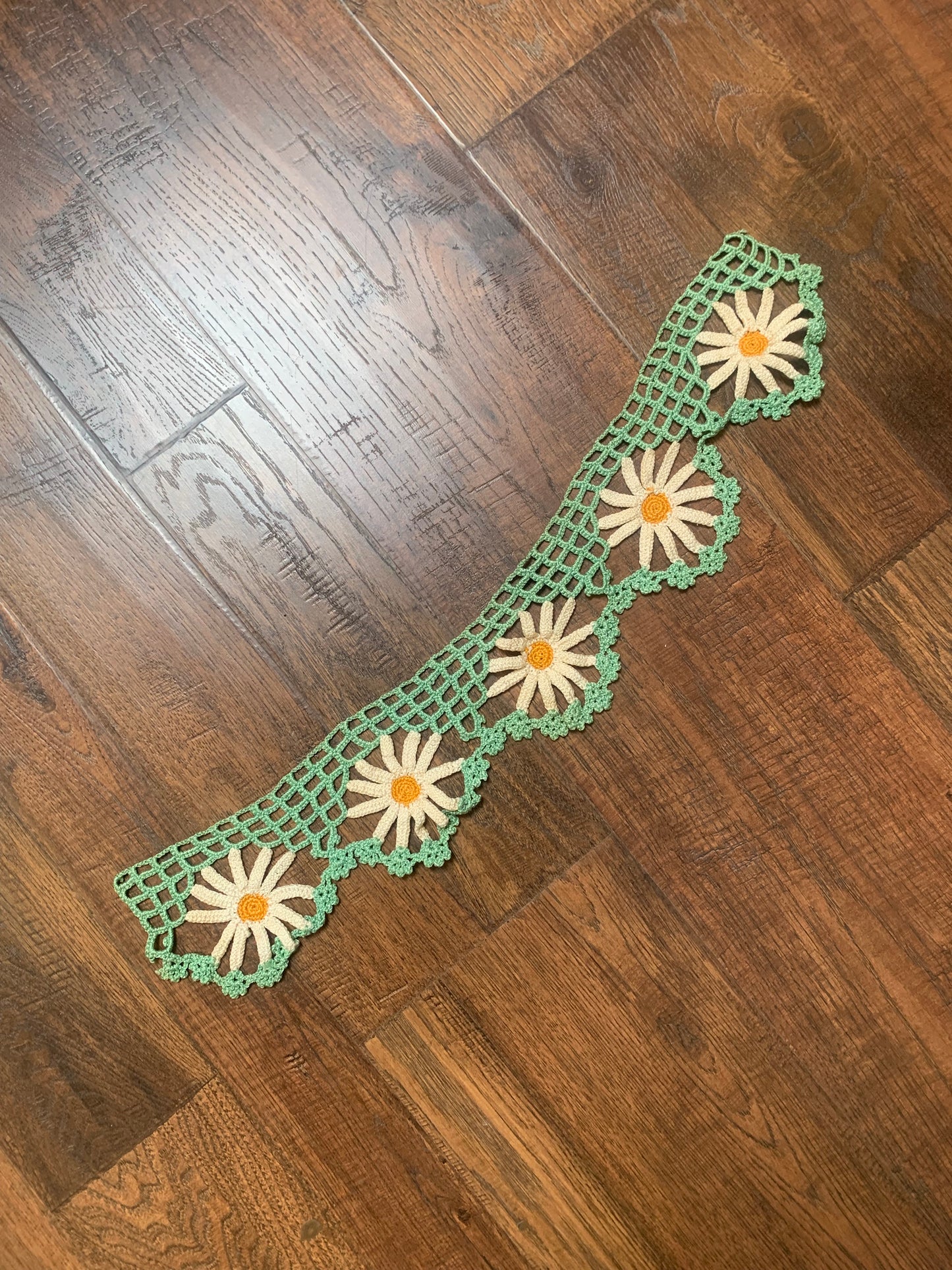 Vintage Trimmings - Crochet Daisies Collar