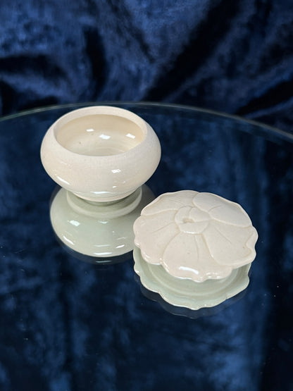 Vintage Ceramic Trinket Box - Flower Head Lid with Stony White Finish
