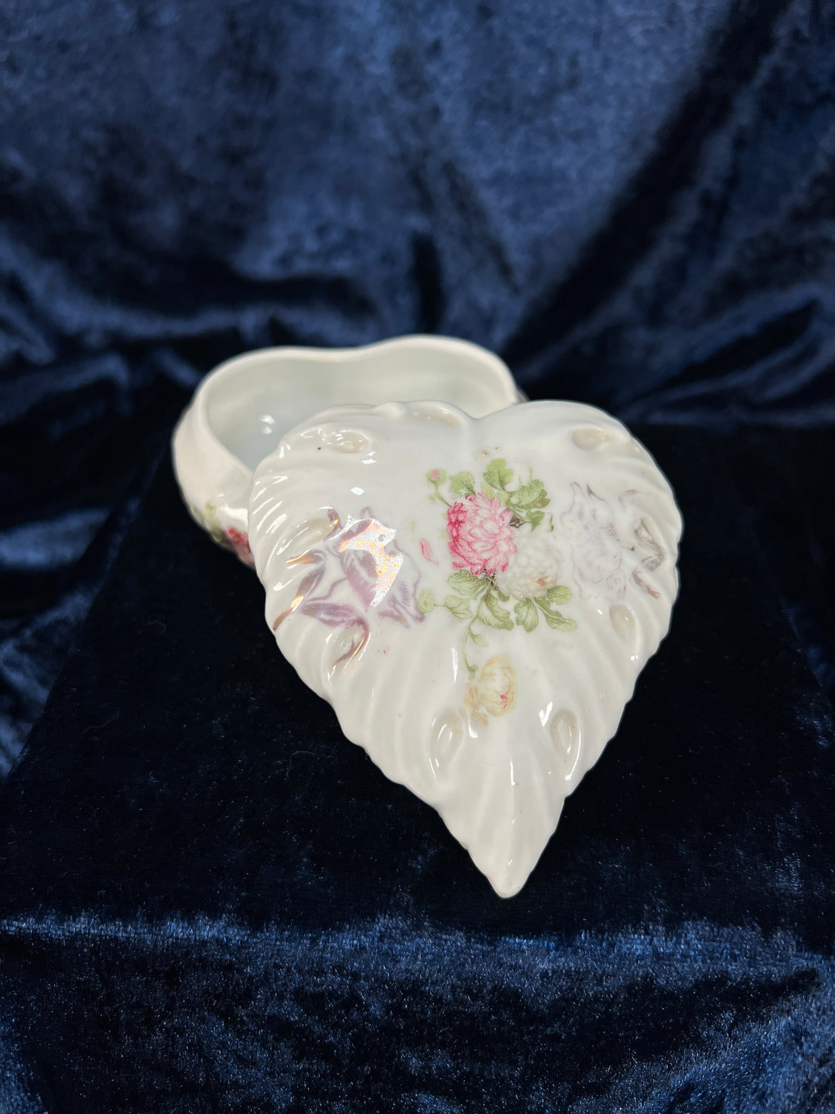 Vintage Ceramic Trinket Box - Heart-Shaped Leaf Lid