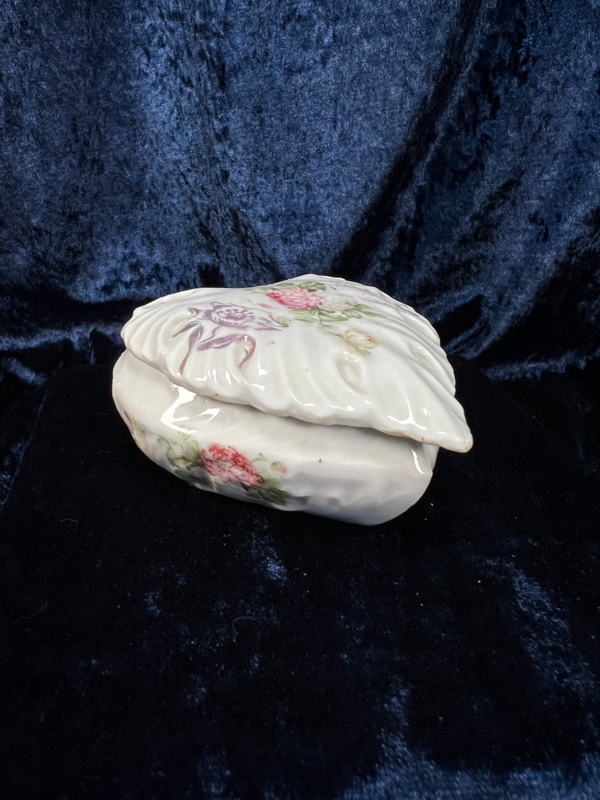 Vintage Ceramic Trinket Box - Heart-Shaped Leaf Lid
