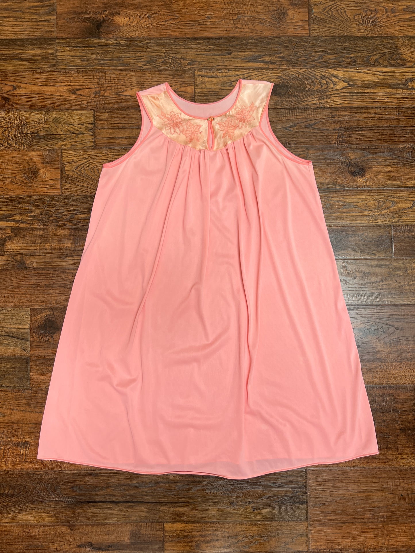 Vintage Clothing - Sleeveless Shift Nightgown - Keyhole Cutout with Rosette Button - Peach Pink - Medium