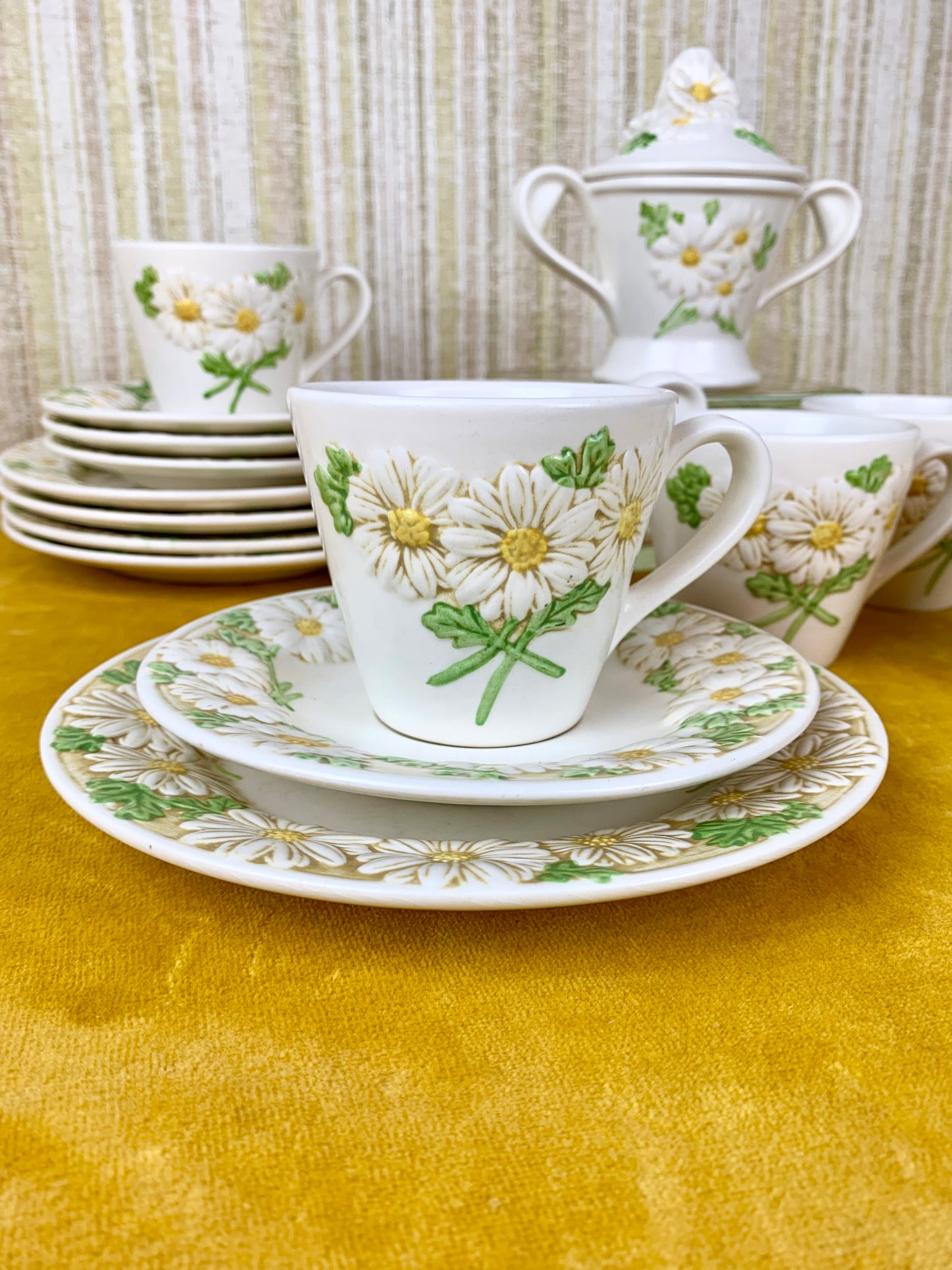 Retro Metlox Poppytrail Sculptural Daisy Breakfast Set - Made In California