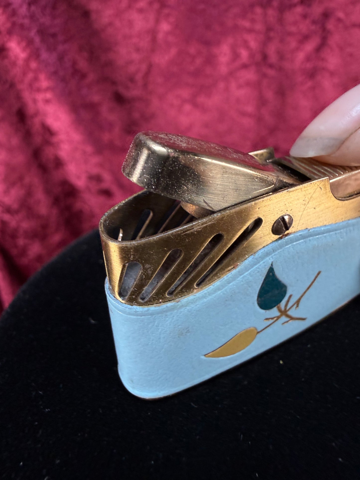 Vintage Metal Lighter – Powder Blue Atomic Leaf Motif Case