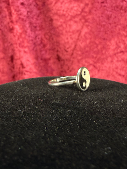 Vintage Novelty Ring – Yin Yang Enamel - Silver Tone Slim Band