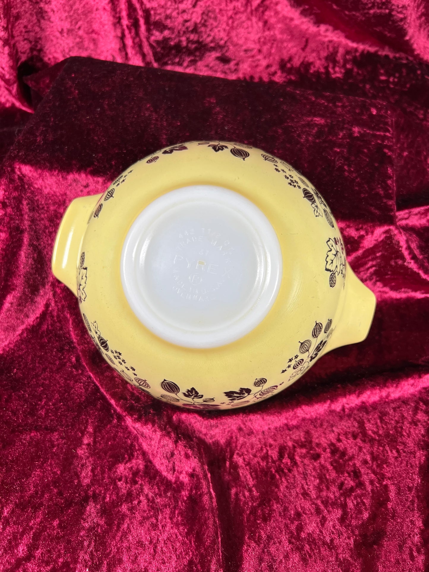 Vintage Kitchen - Mixing Bowl - Gooseberry - Black and Yellow - Pyrex - 1.5 Quarts