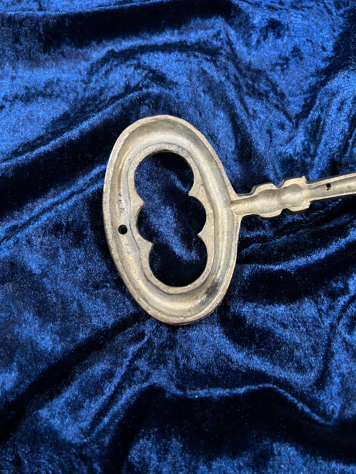 Vintage Brass Key Holder - Oversized Skeleton Key Five Hook Wall Rack