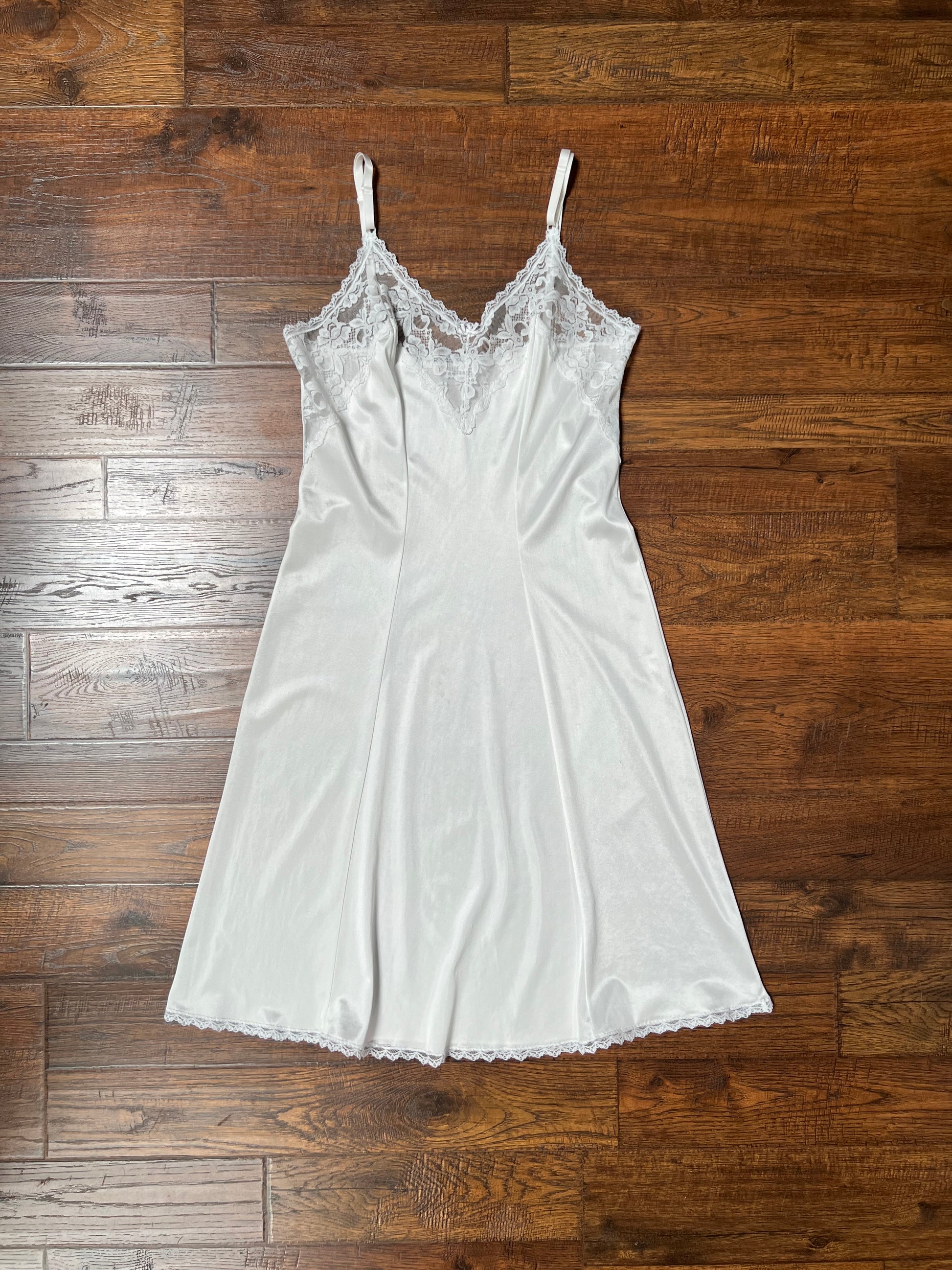 Vintage Clothing - Below Knee Dress Slip - White - Floral Lace Trim - The Cat Vintage Vintage Clothing - Below Knee Dress Slip - White - Floral Lace Trim - The Cat Vintage