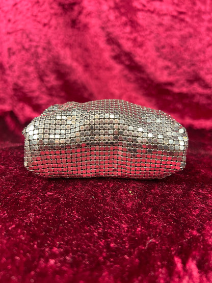 Vintage Accessory - Coin Purse - Silver Metal Mesh - Kiss Lock Closure