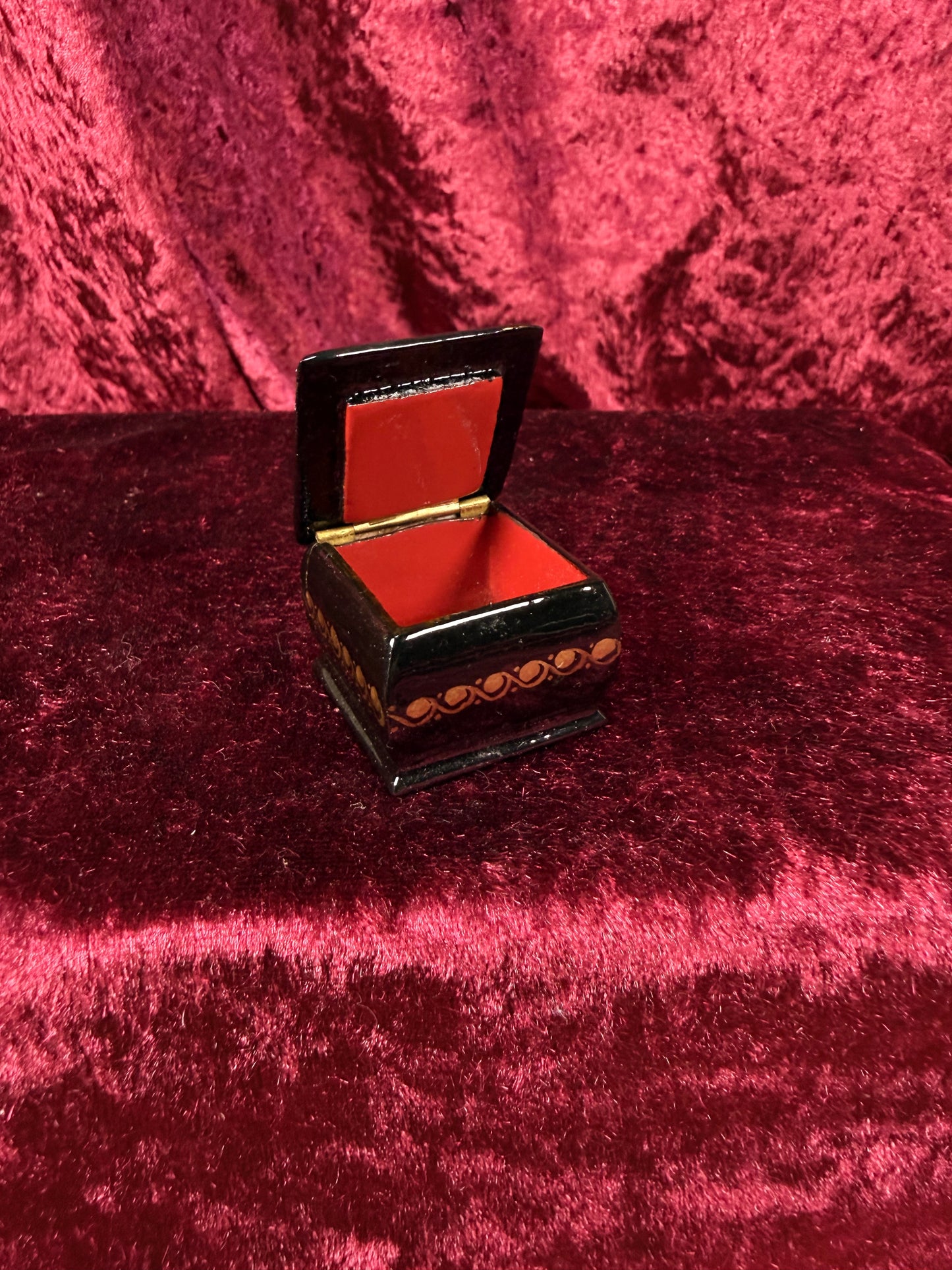 Vintage Miniature Lacquer Trinket Box – Portrait of a Young Woman - Alenushka Palekh Style