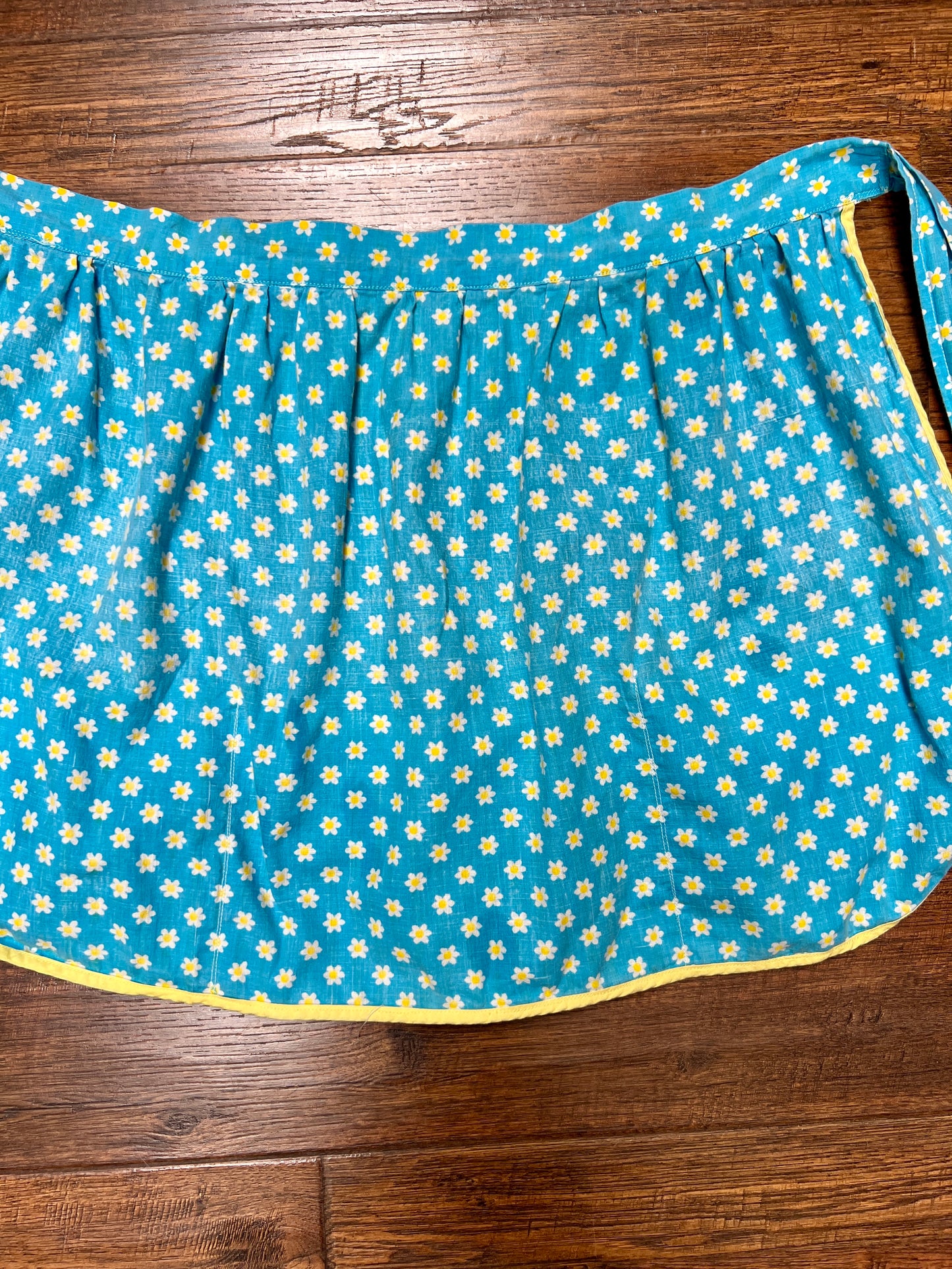 Vintage Cotton Tie Waist Half Apron – Blue Floral Daisy Print with Pockets