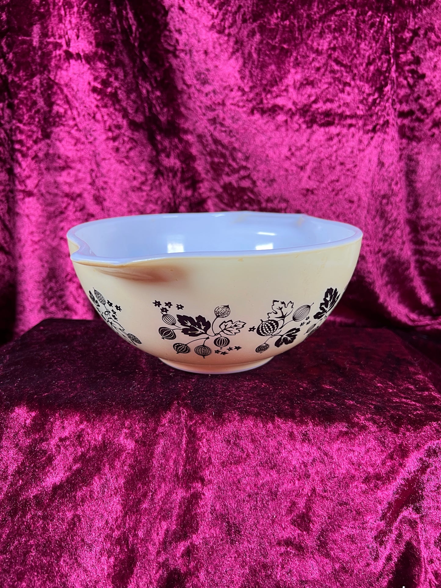 Vintage Kitchen - Mixing Bowl - Gooseberry - Black and Yellow - Pyrex - 1.5 Quarts