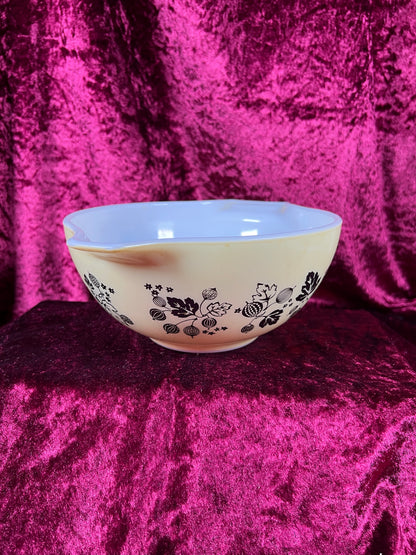 Vintage Kitchen - Mixing Bowl - Gooseberry - Black and Yellow - Pyrex - 1.5 Quarts