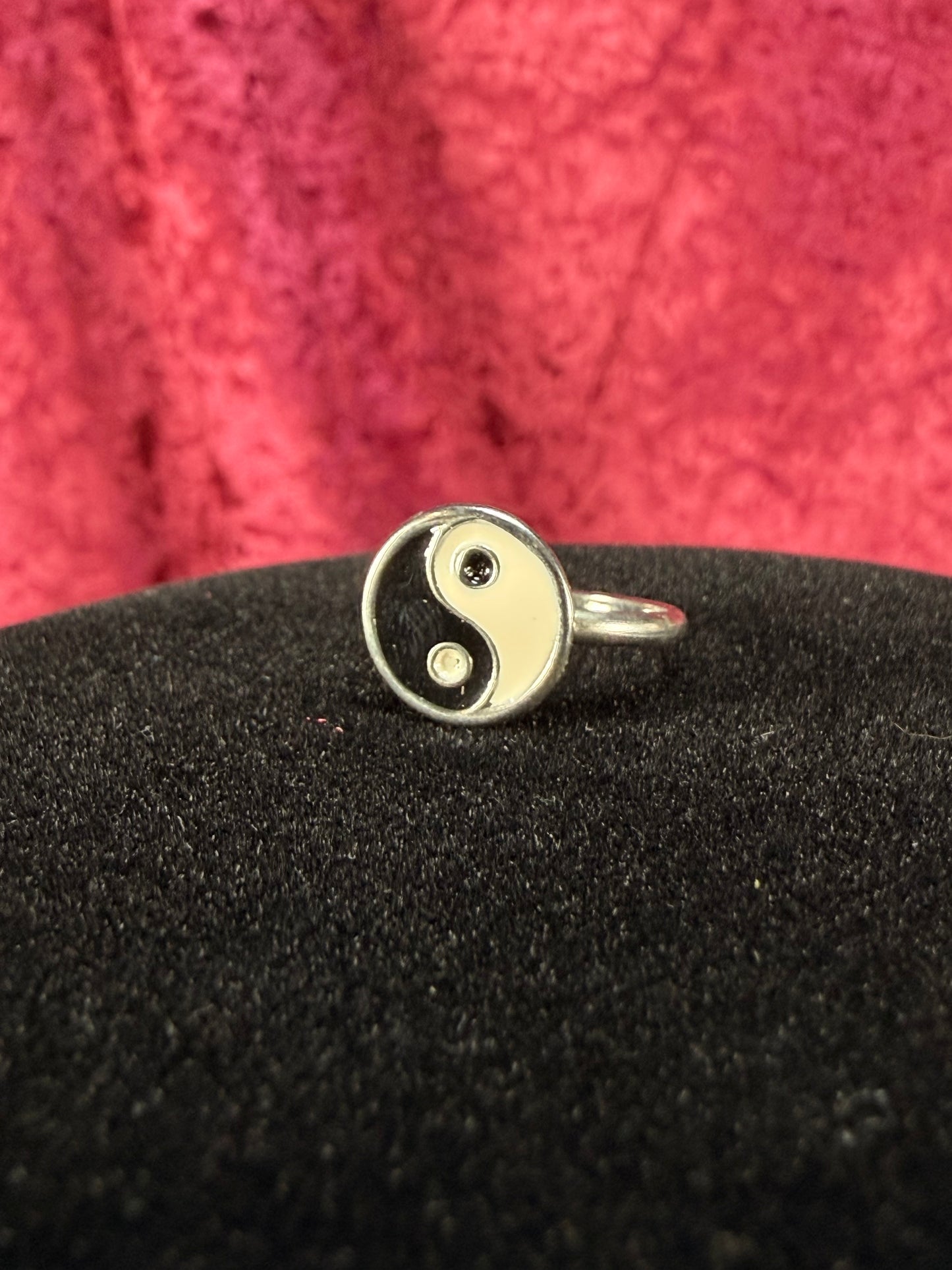 Vintage Novelty Ring – Yin Yang Enamel - Silver Tone Slim Band