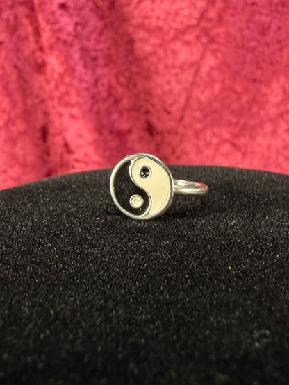 Vintage Novelty Ring – Yin Yang Enamel - Silver Tone Slim Band
