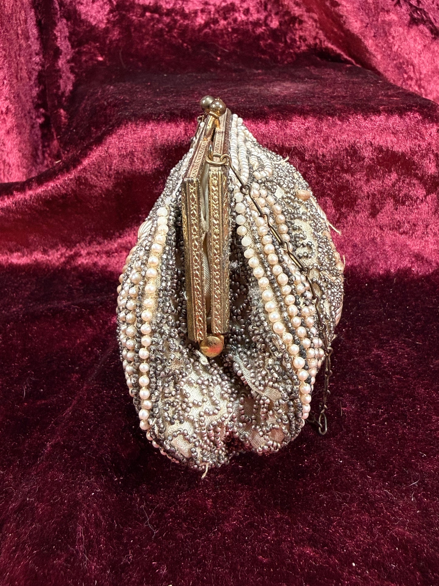 Vintage 1940s Intricately Beaded Evening Purse – Kiss Lock Chain Strap Handbag
