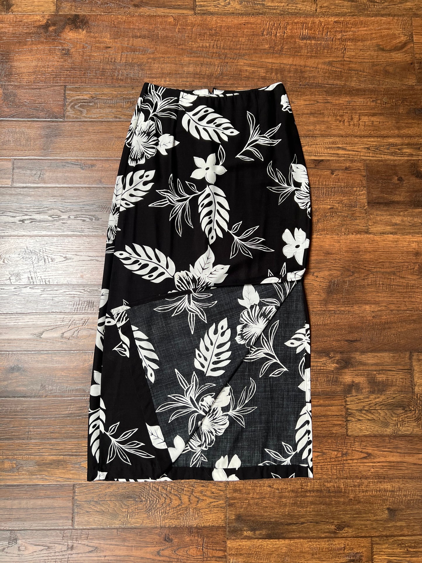 Vintage Clothing - Maxi Skirt with Side Slit -  Monstera and Hibiscus Flower Print - Black & White - Small