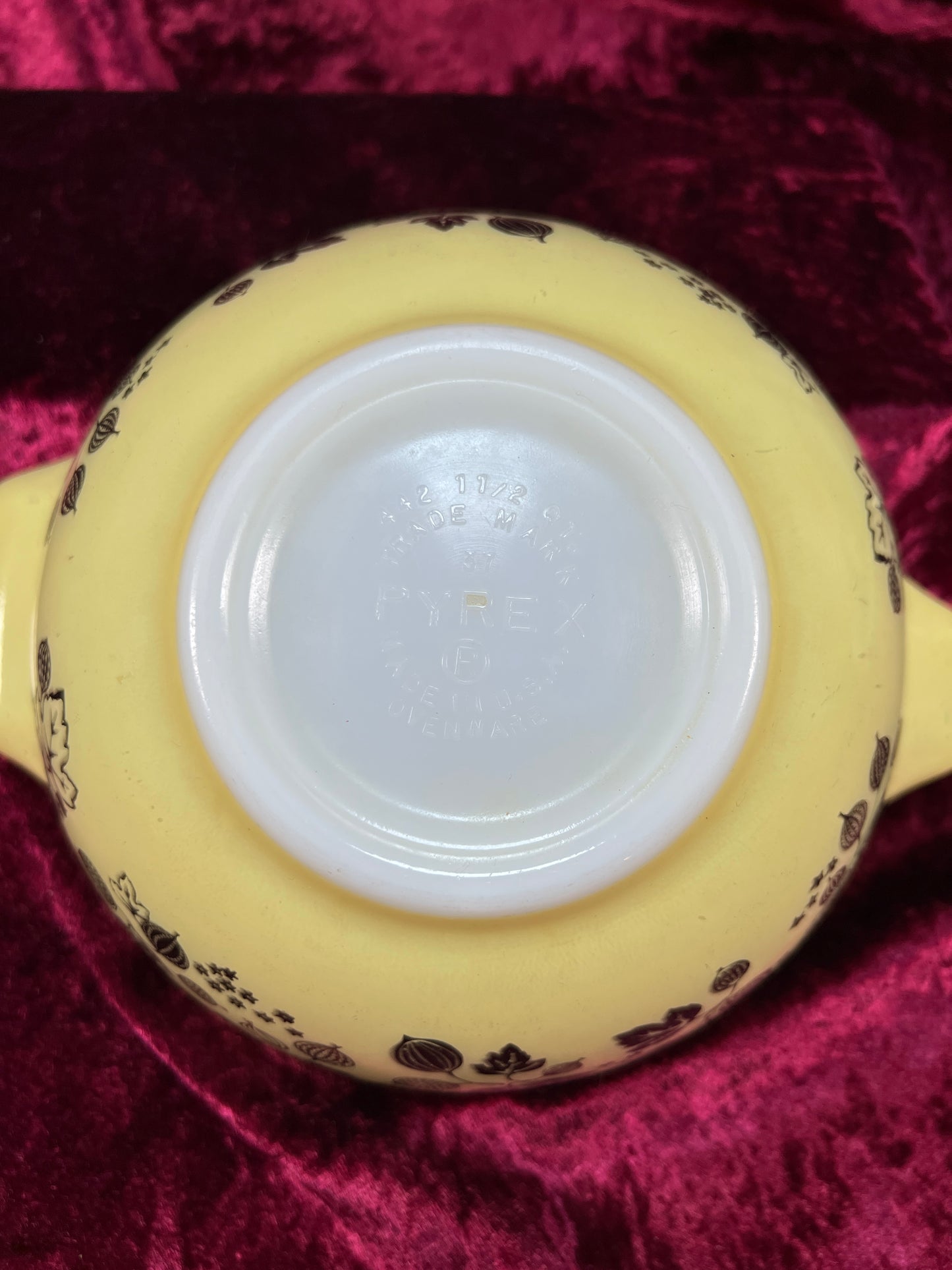 Vintage Kitchen - Mixing Bowl - Gooseberry - Black and Yellow - Pyrex - 1.5 Quarts